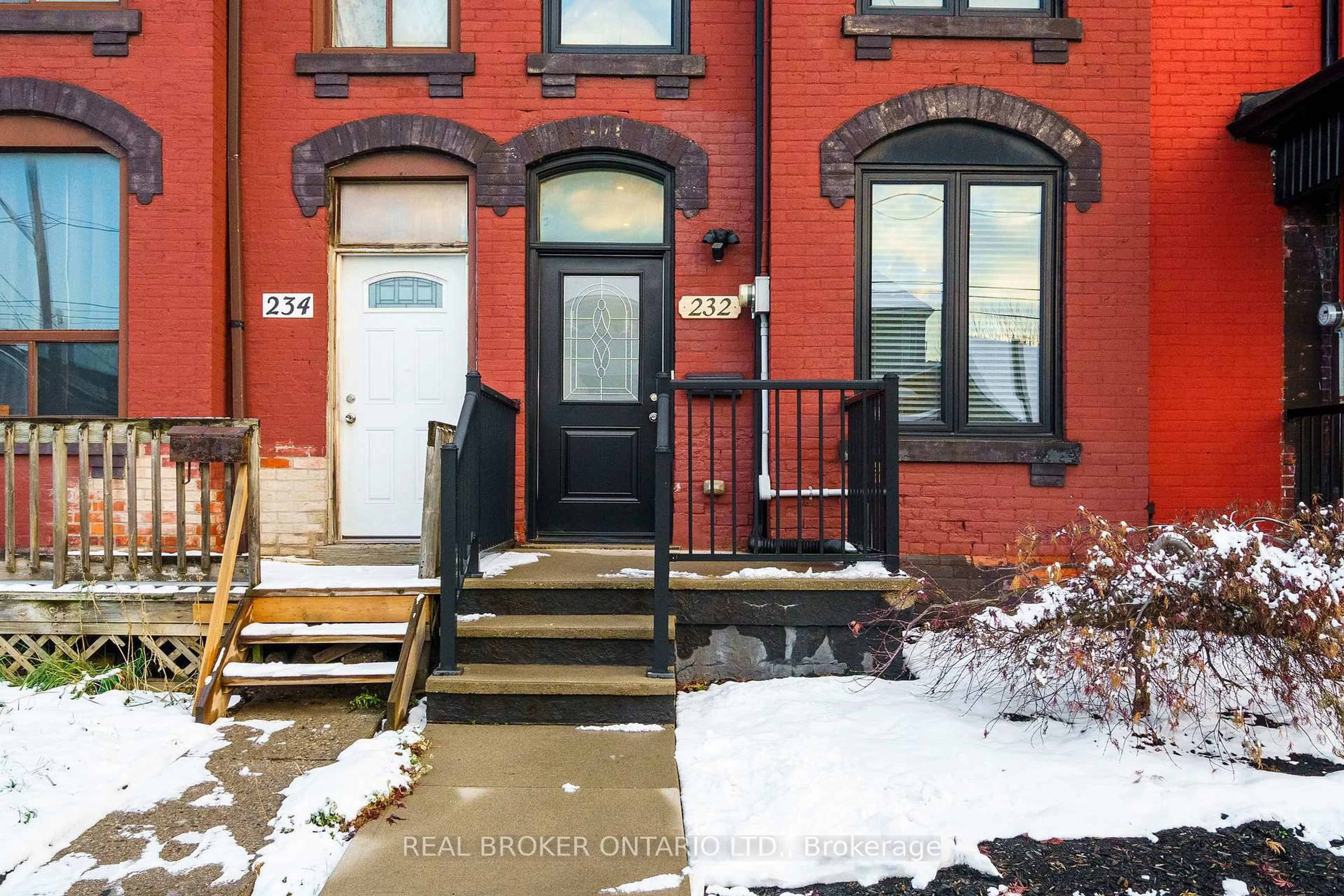 Indoor entryway for 232 Wellington St, Hamilton Ontario L8L 5A8