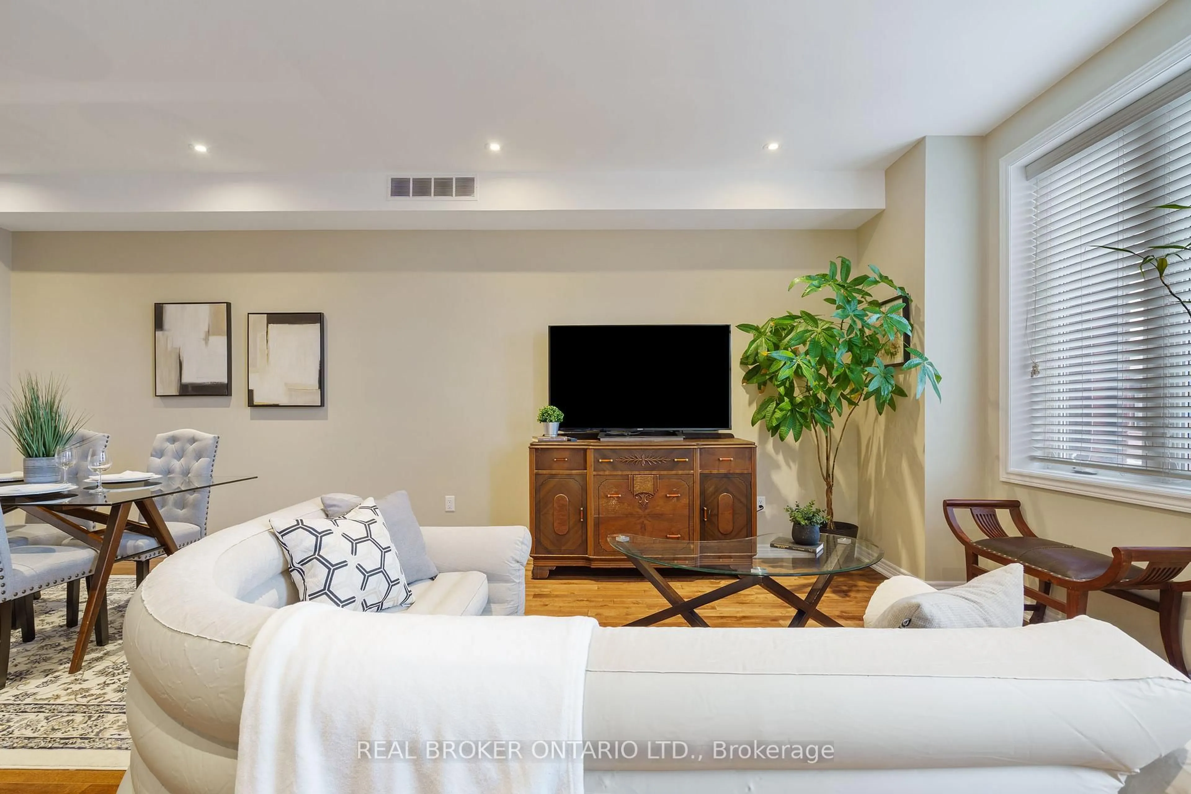 Living room with furniture, unknown for 232 Wellington St, Hamilton Ontario L8L 5A8