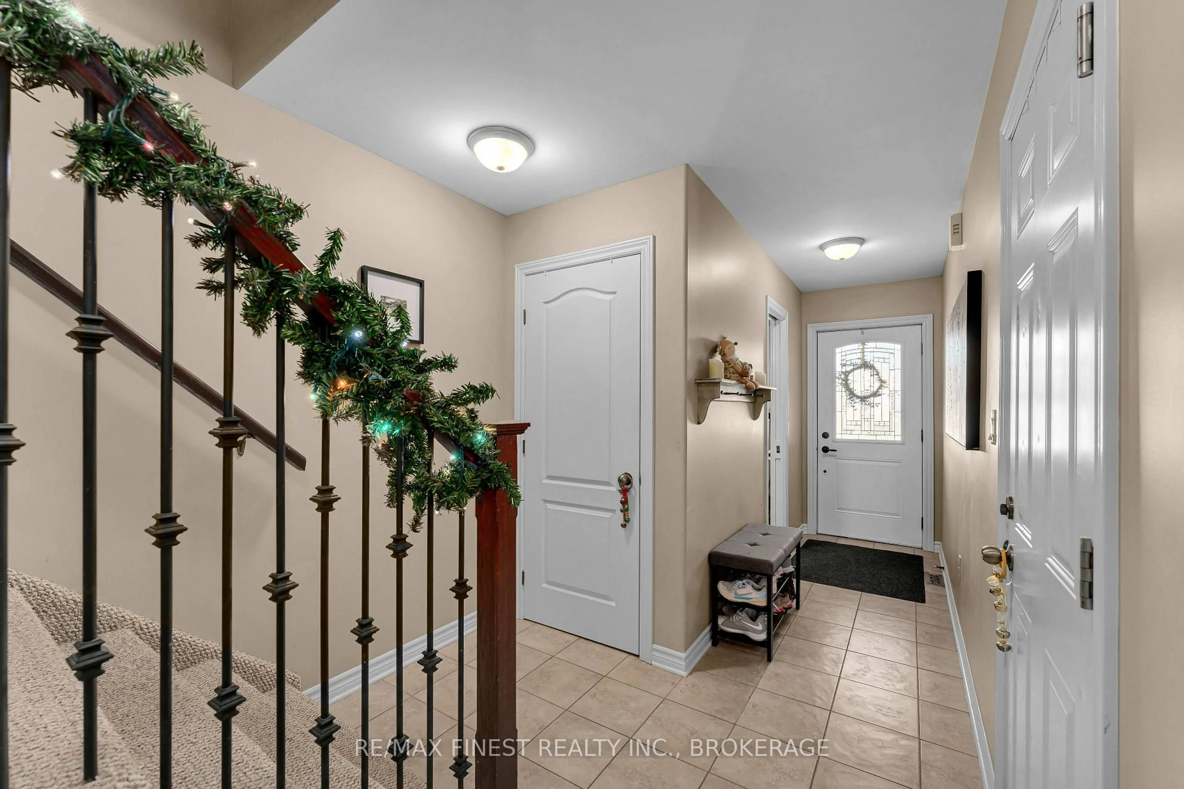 Indoor entryway for 944 Swanfield St, Kingston Ontario K7M 0A5