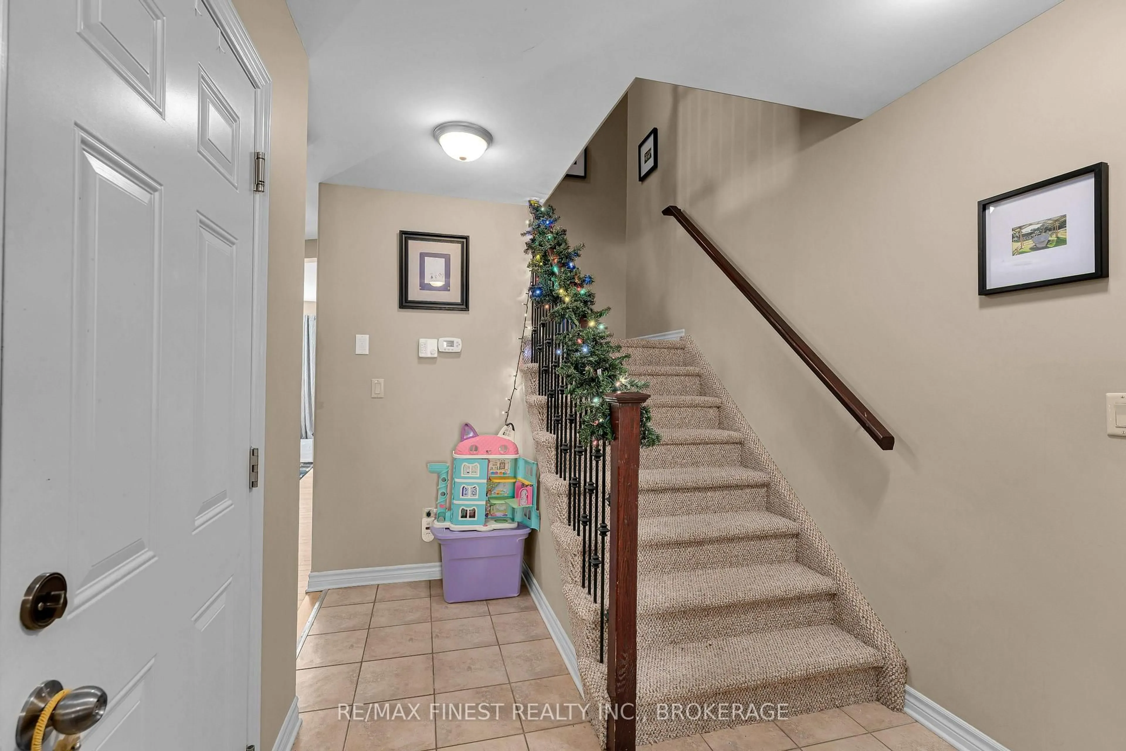 Indoor entryway for 944 Swanfield St, Kingston Ontario K7M 0A5