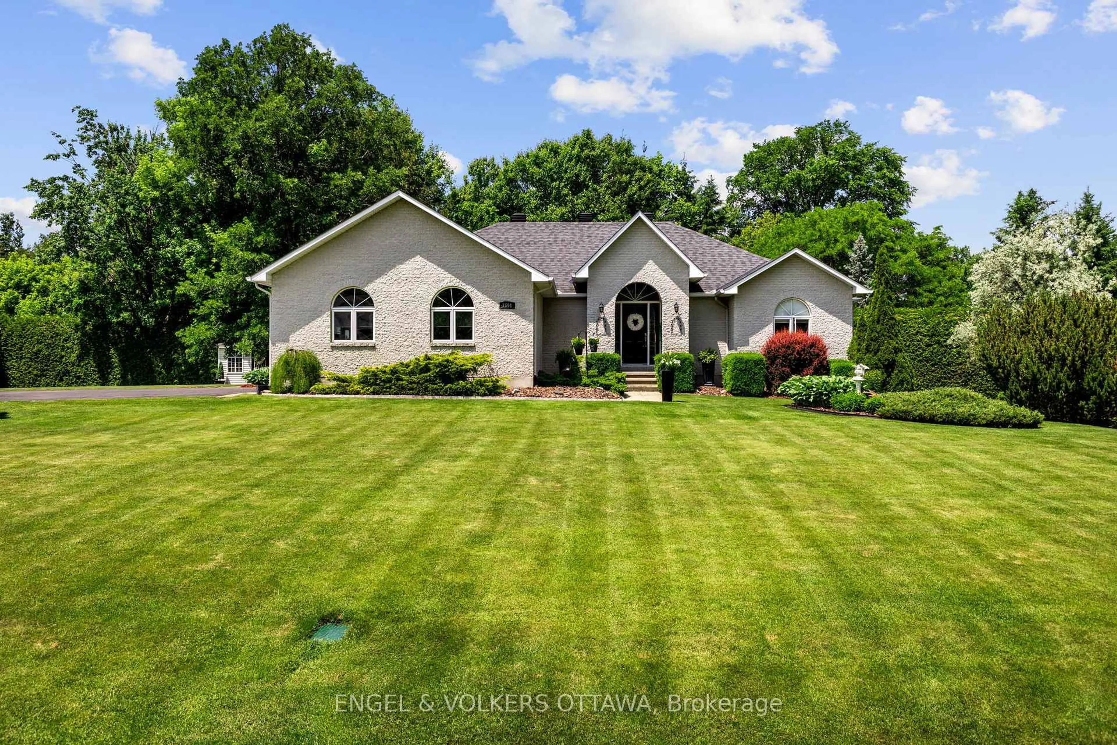 A pic from outside/outdoor area/front of a property/back of a property/a pic from drone, unknown for 1591 Stephanie Anne Dr, Ottawa Ontario K4P 1M8