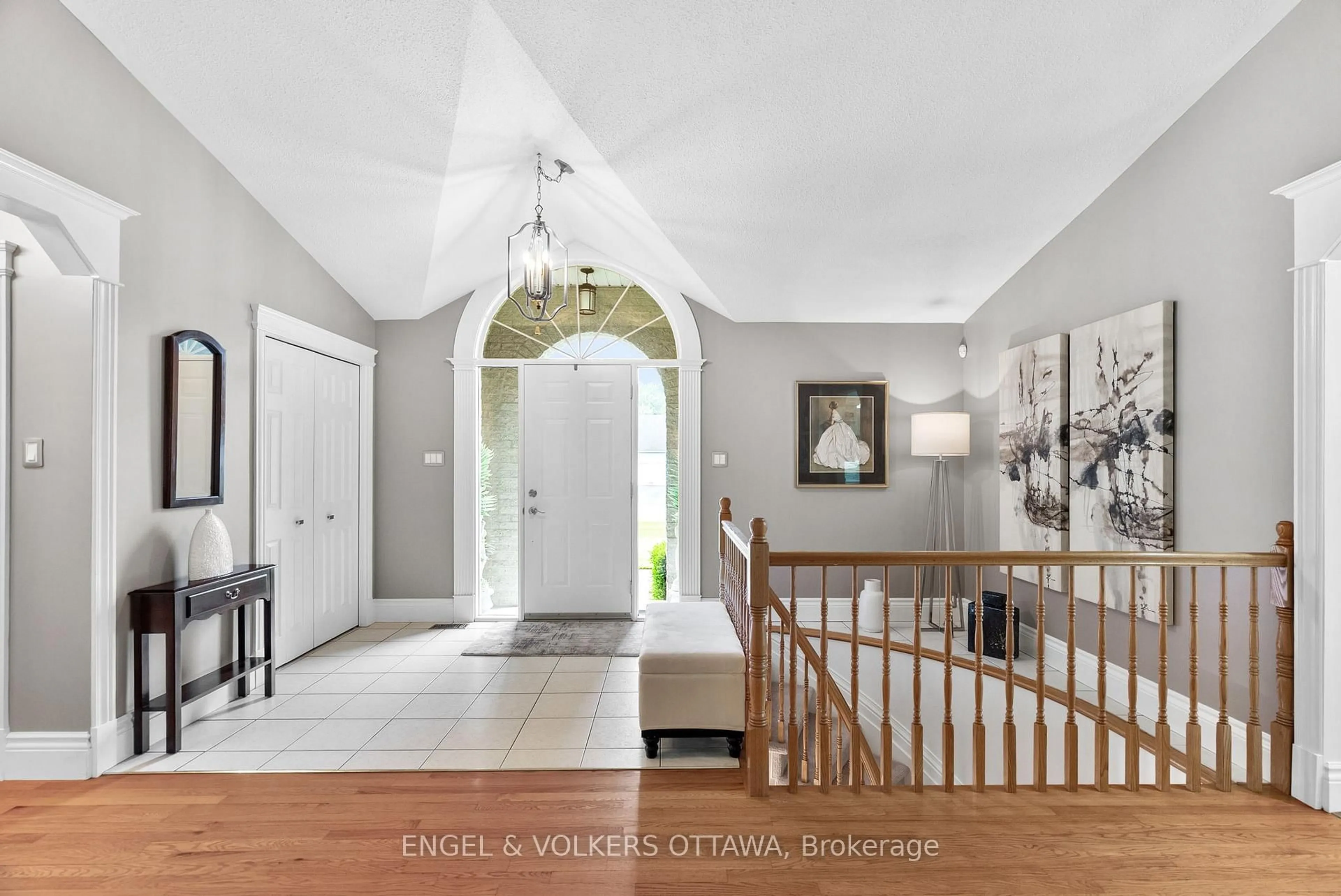 Indoor entryway for 1591 Stephanie Anne Dr, Ottawa Ontario K4P 1M8