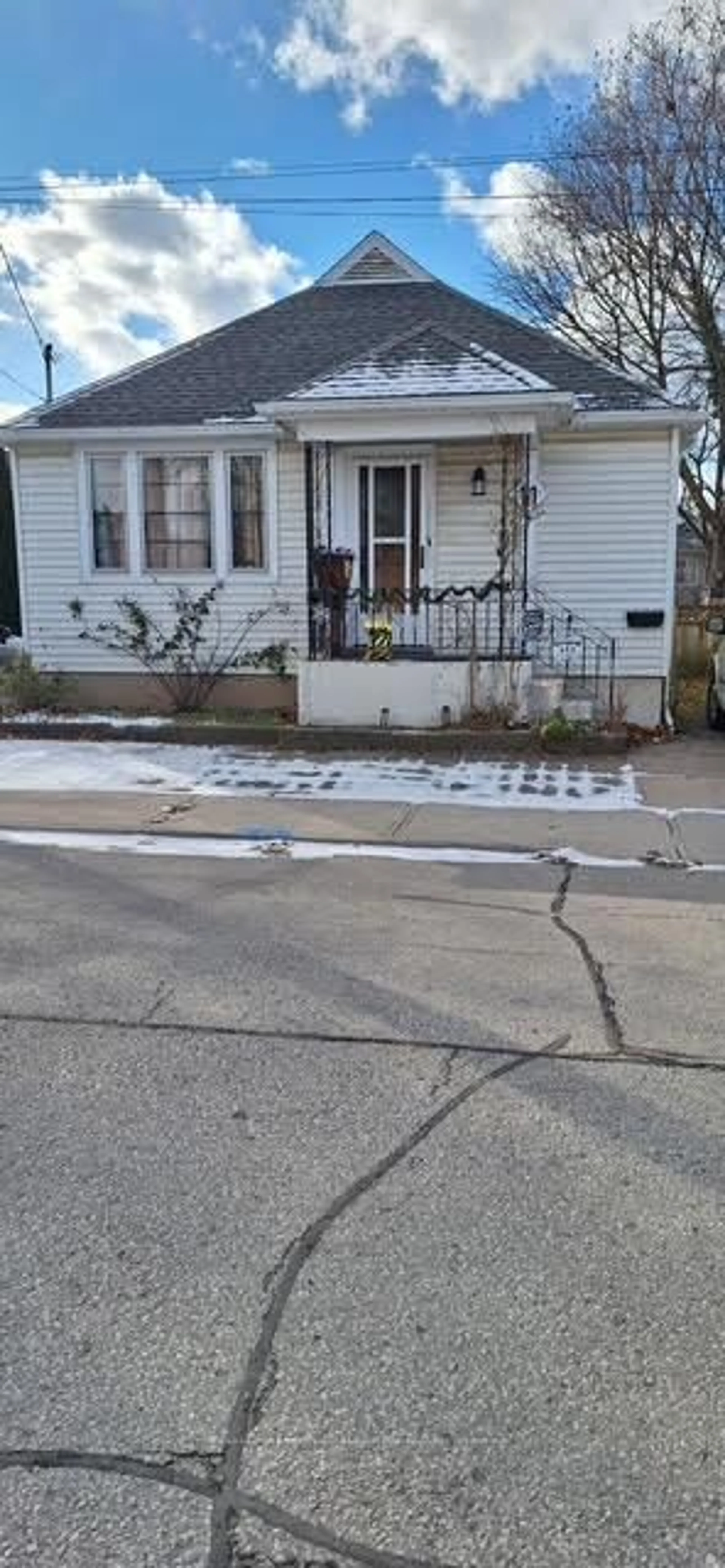 Unknown for 11 VOLLETTE St, St. Catharines Ontario L2R 6L4