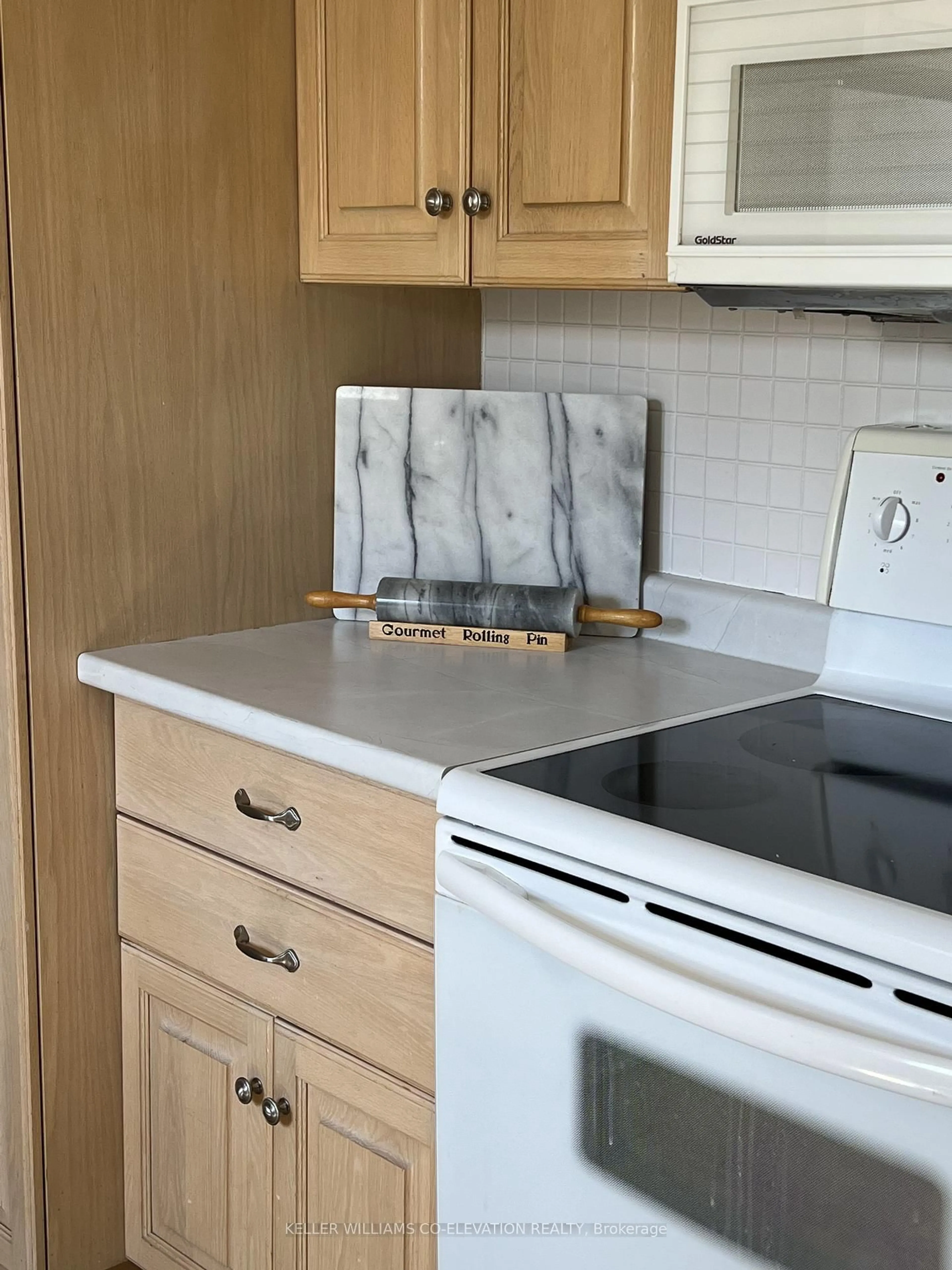 Standard kitchen, unknown for 11 VOLLETTE St, St. Catharines Ontario L2R 6L4