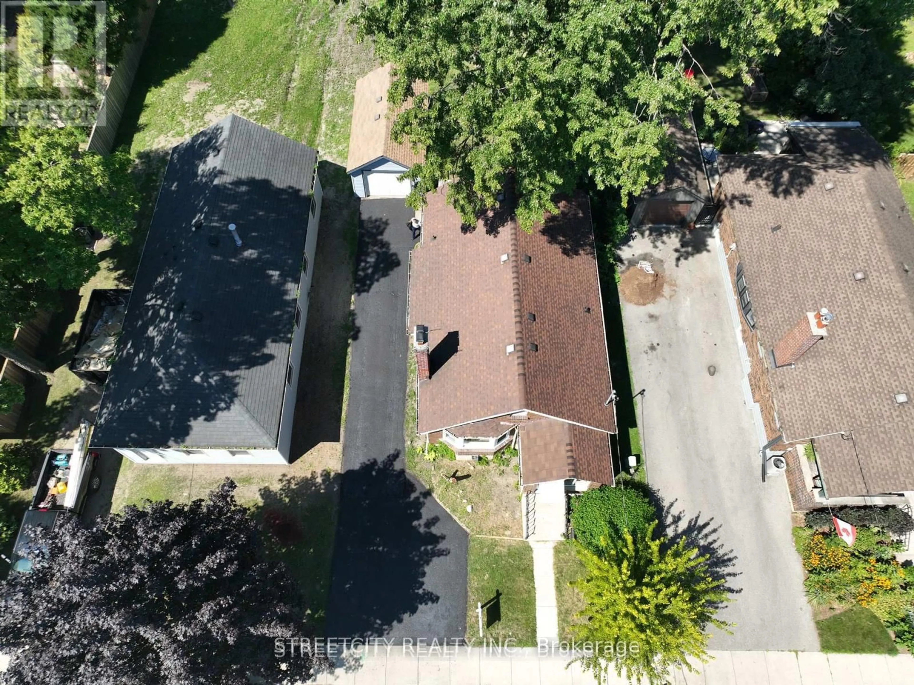 A pic from outside/outdoor area/front of a property/back of a property/a pic from drone, street for 437 Charlotte St, London East Ontario N5W 4A5