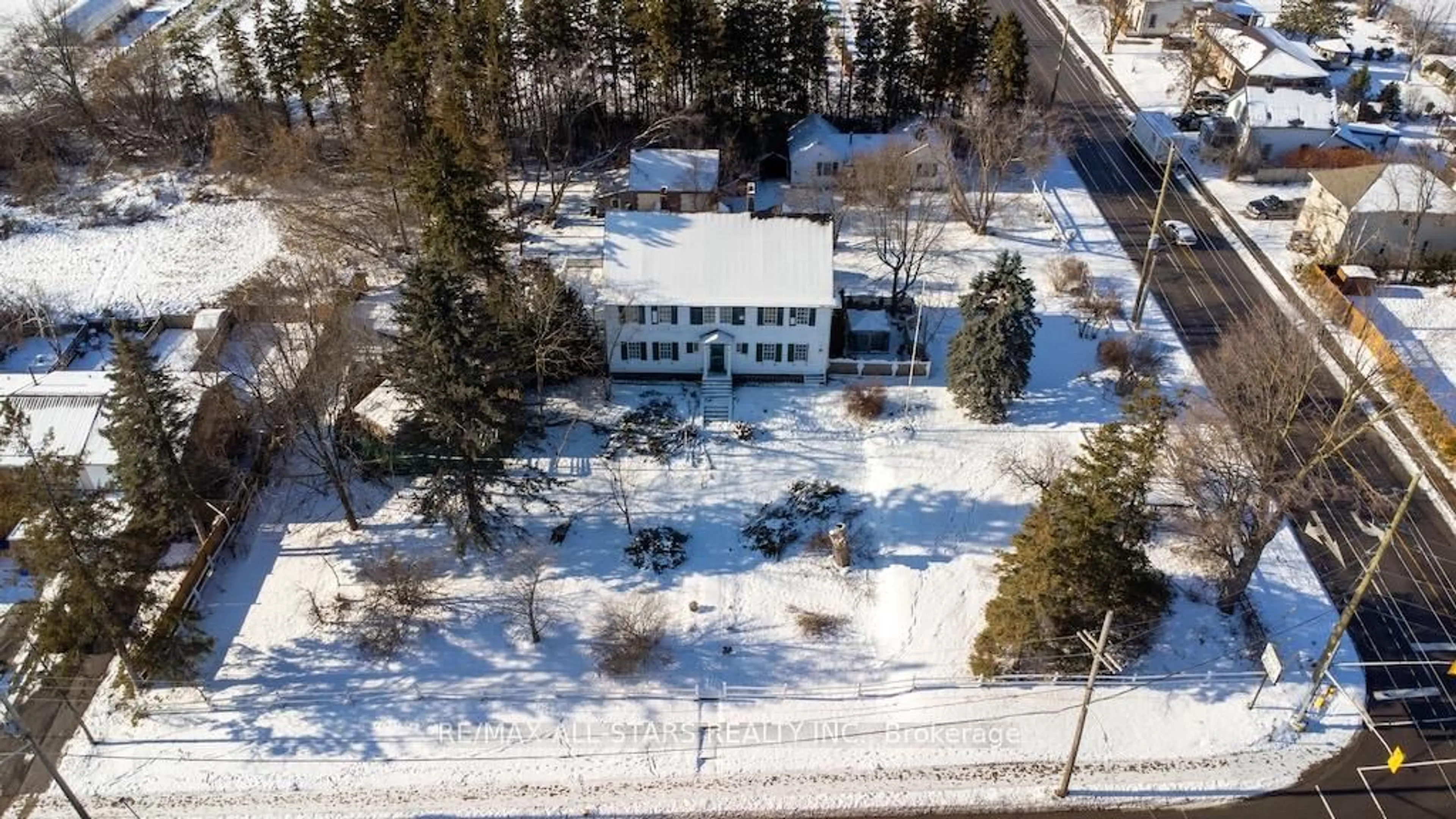 A pic from outside/outdoor area/front of a property/back of a property/a pic from drone, building for 173 Lindsay St, Kawartha Lakes Ontario K9V 2N2