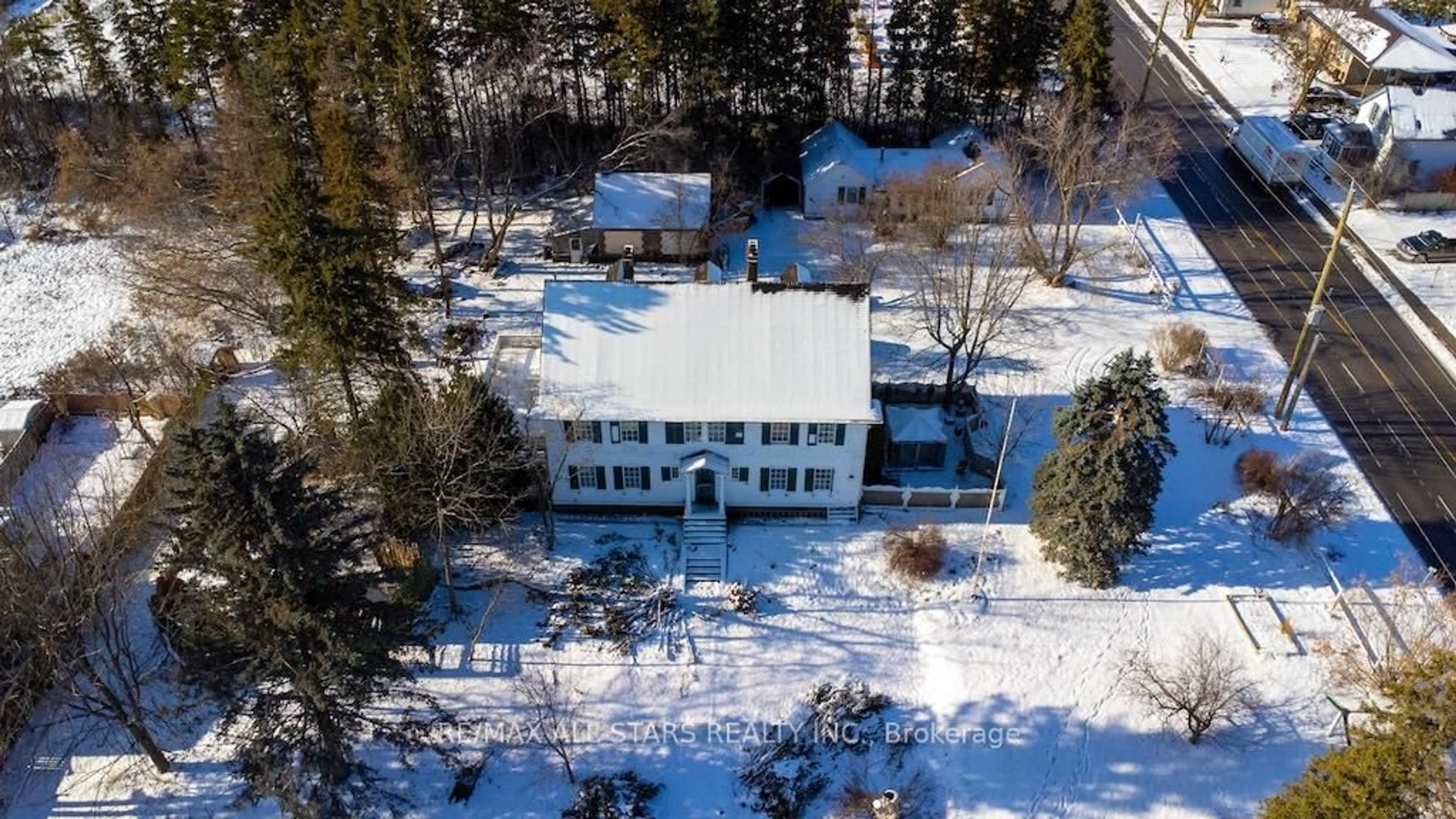 A pic from outside/outdoor area/front of a property/back of a property/a pic from drone, unknown for 173 Lindsay St, Kawartha Lakes Ontario K9V 2N2
