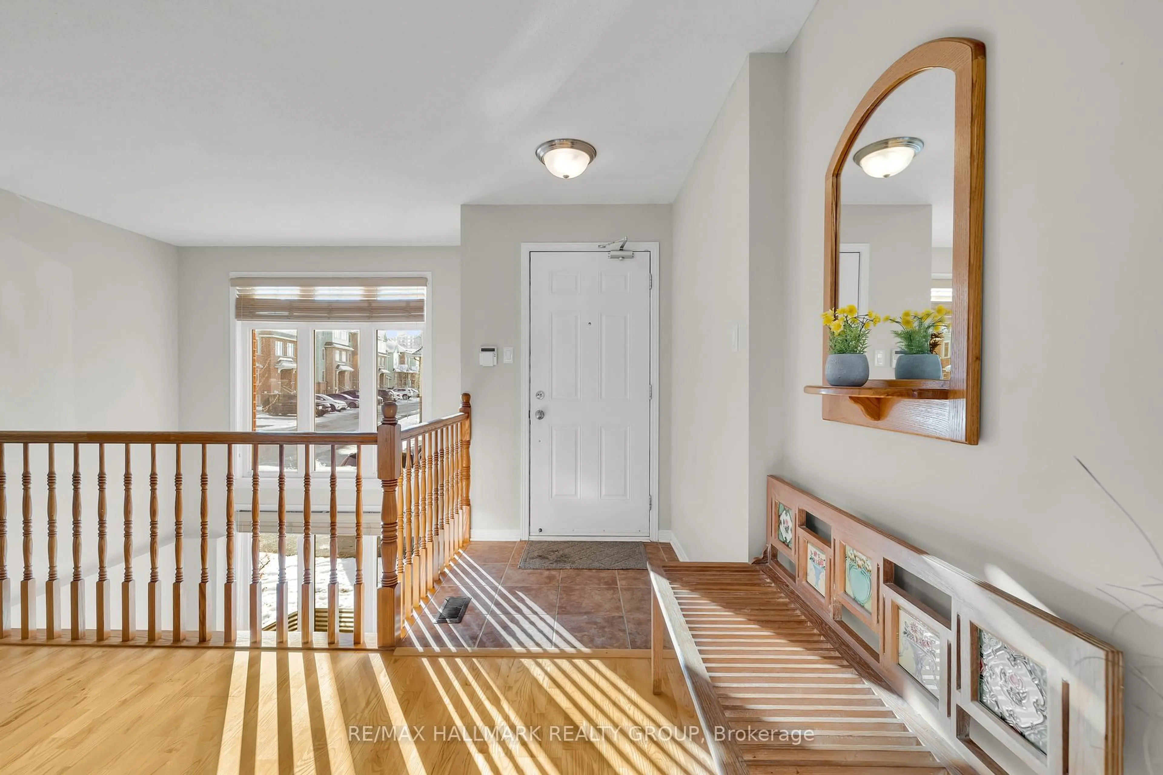 Indoor entryway for 577 Reardon Private #4, Ottawa Ontario K1V 2K9