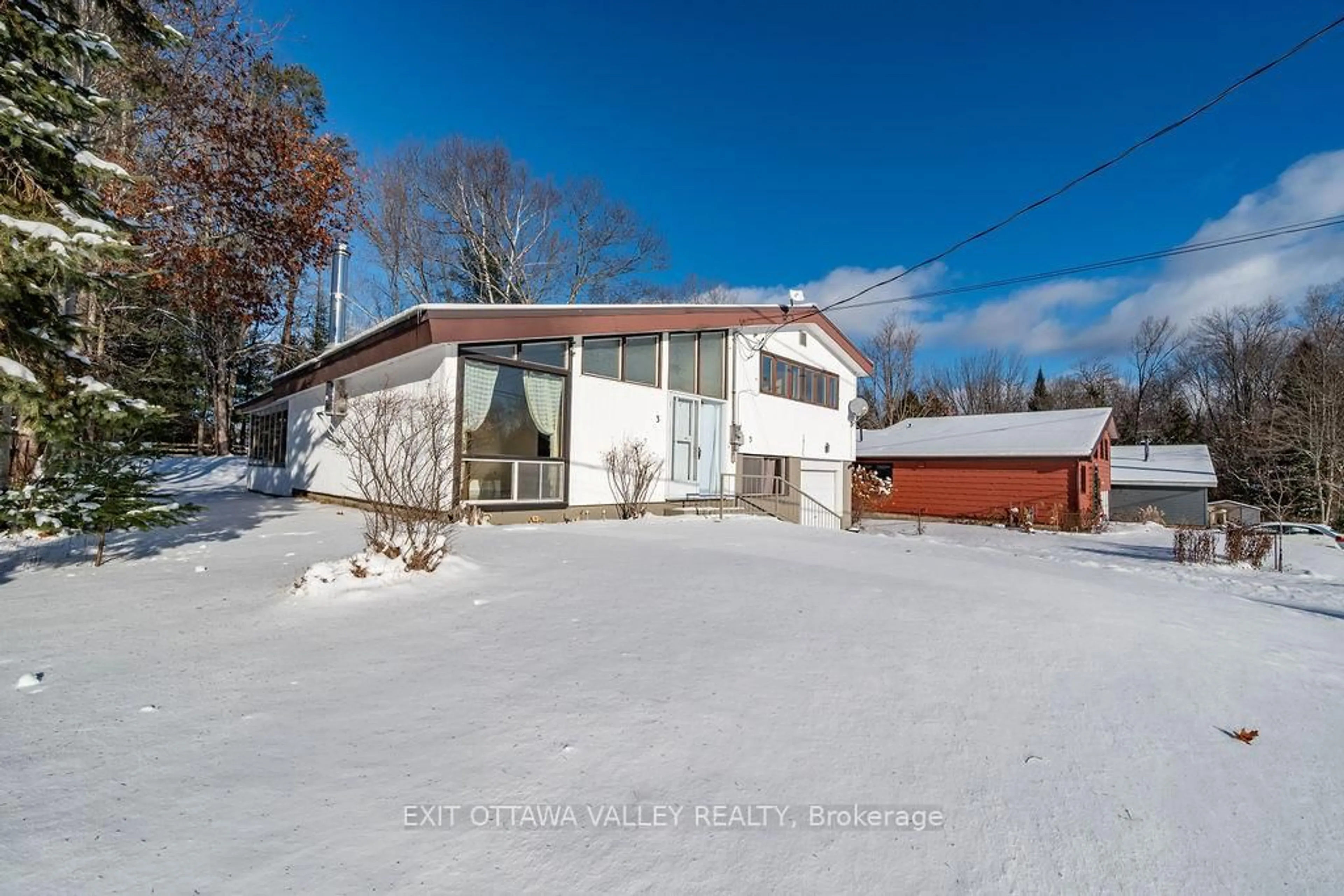 A pic from outside/outdoor area/front of a property/back of a property/a pic from drone, street for 3 Newton Cres, Deep River Ontario K0J 1P0