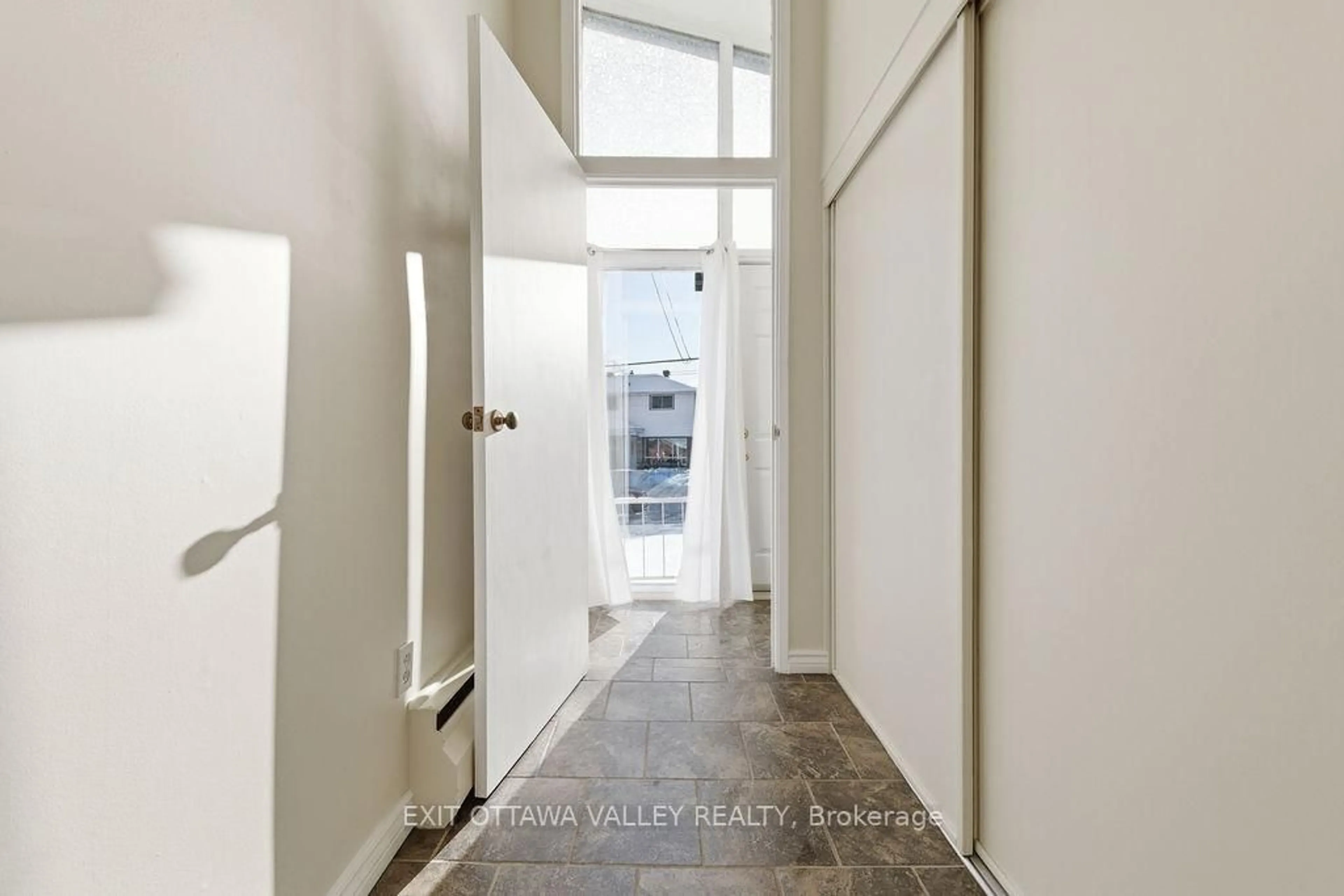 Indoor entryway for 3 Newton Cres, Deep River Ontario K0J 1P0