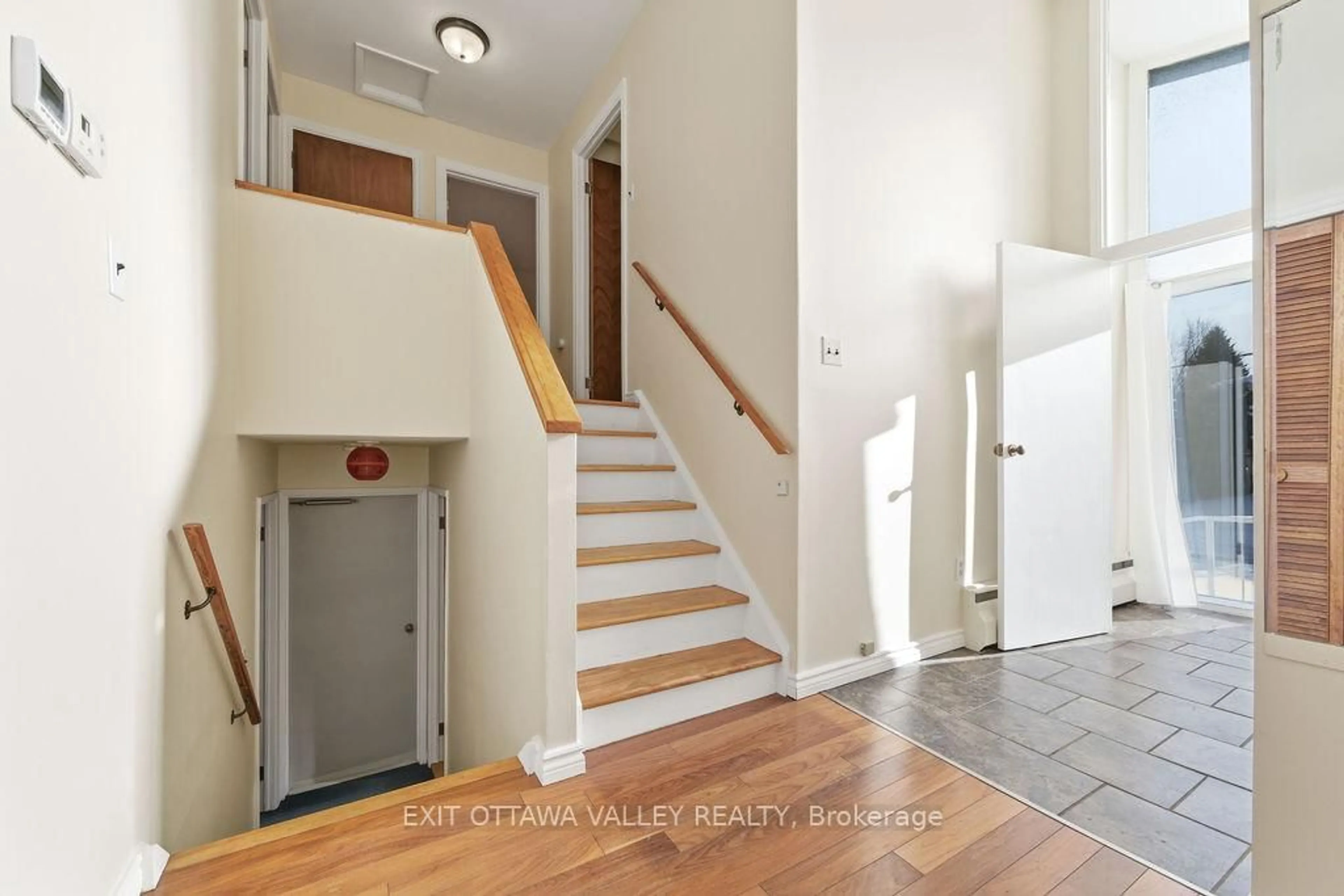Indoor entryway for 3 Newton Cres, Deep River Ontario K0J 1P0