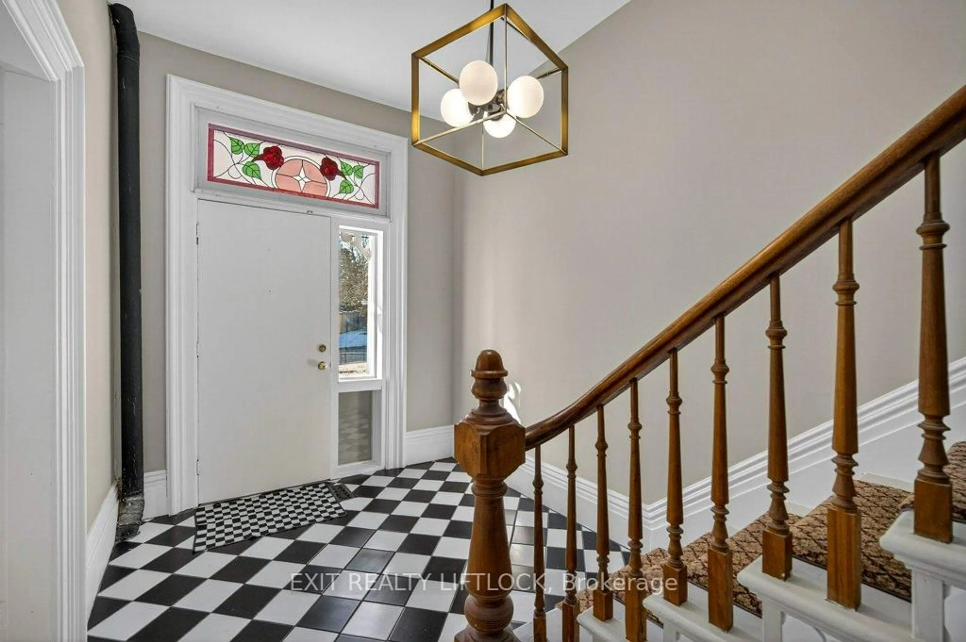 Indoor foyer for 212 Barnardo Ave, Peterborough Ontario K9H 5V7