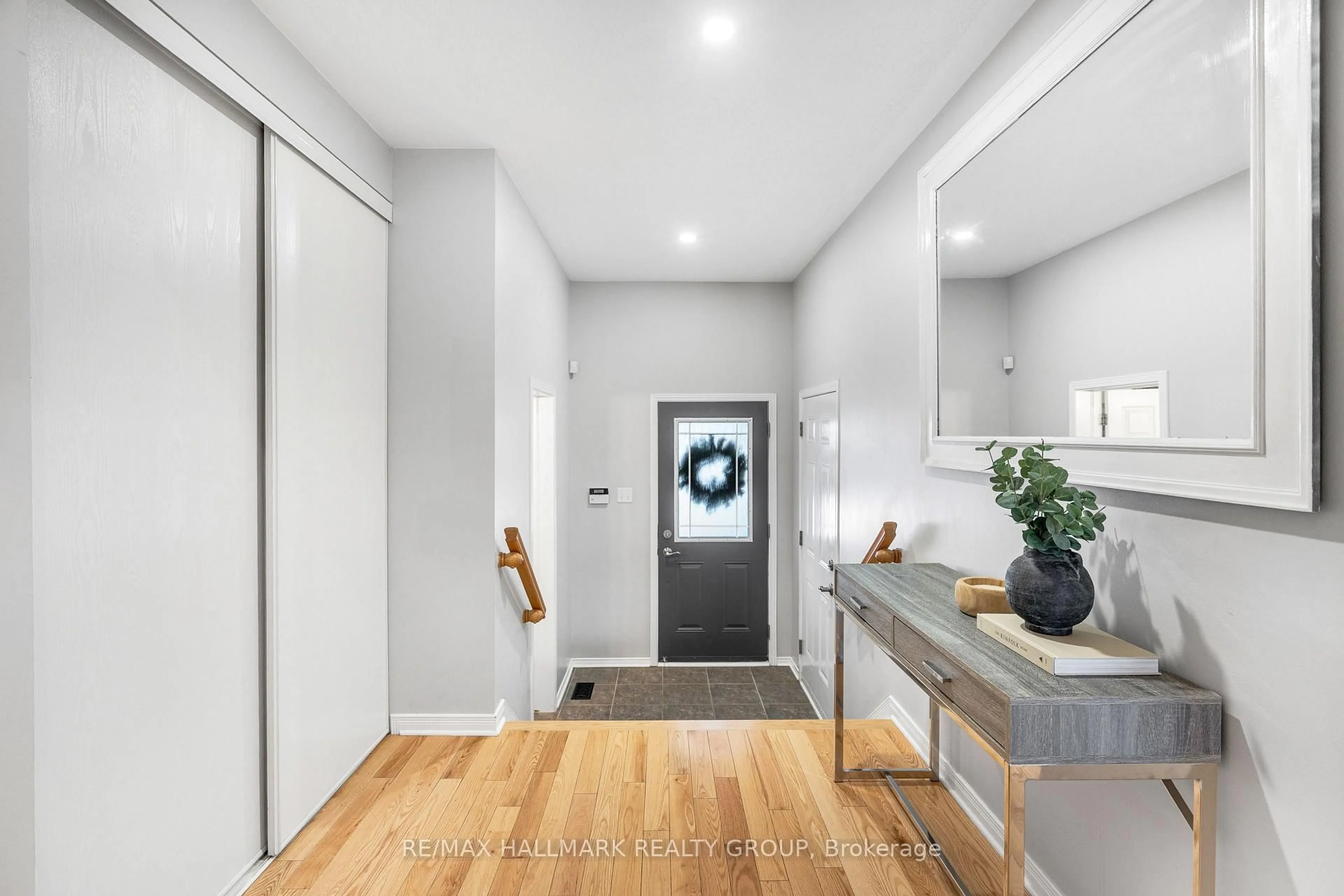 Indoor entryway for 2025 Boisfranc Circ, Orleans Ontario K4A 4Z6