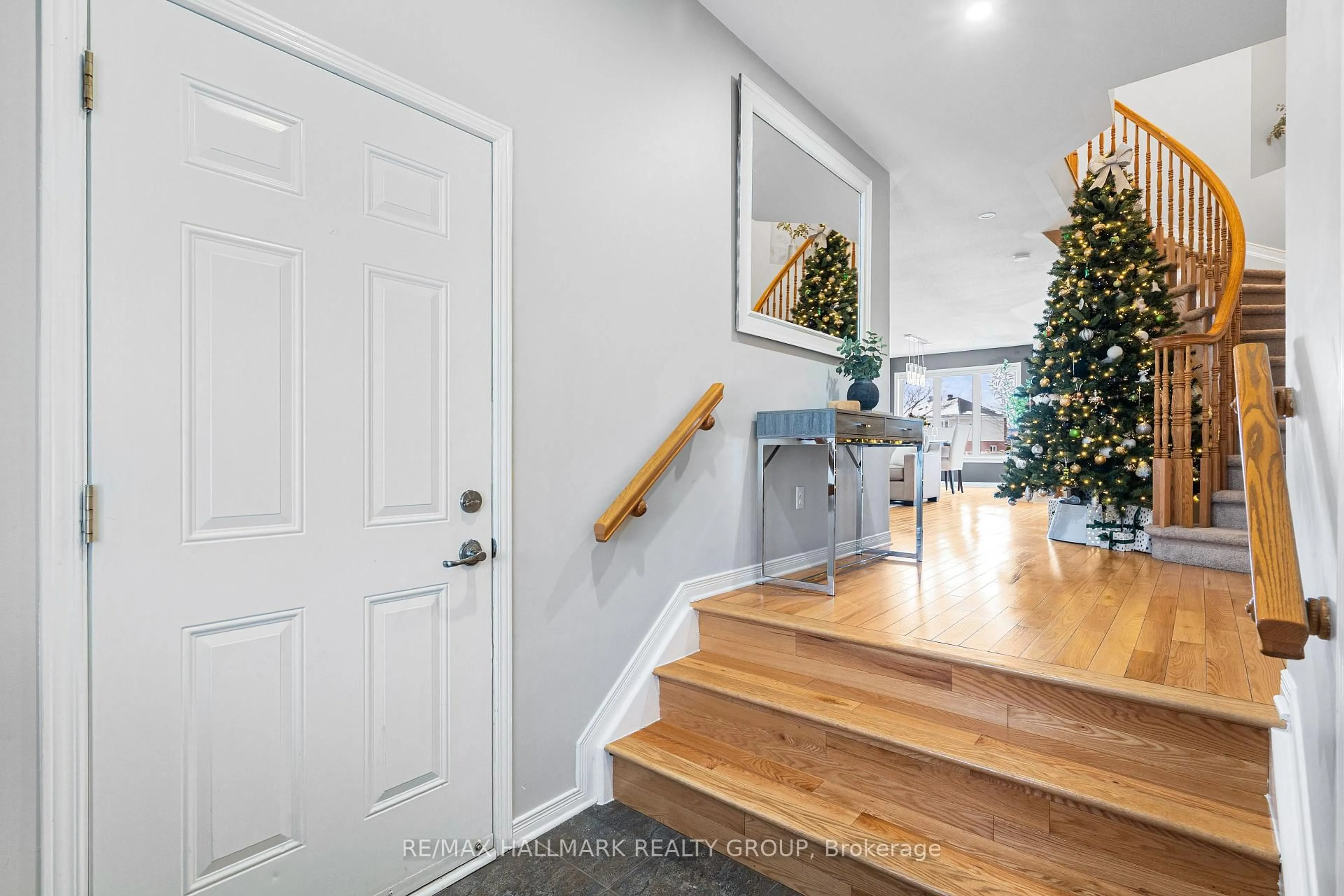 Indoor entryway for 2025 Boisfranc Circ, Orleans Ontario K4A 4Z6