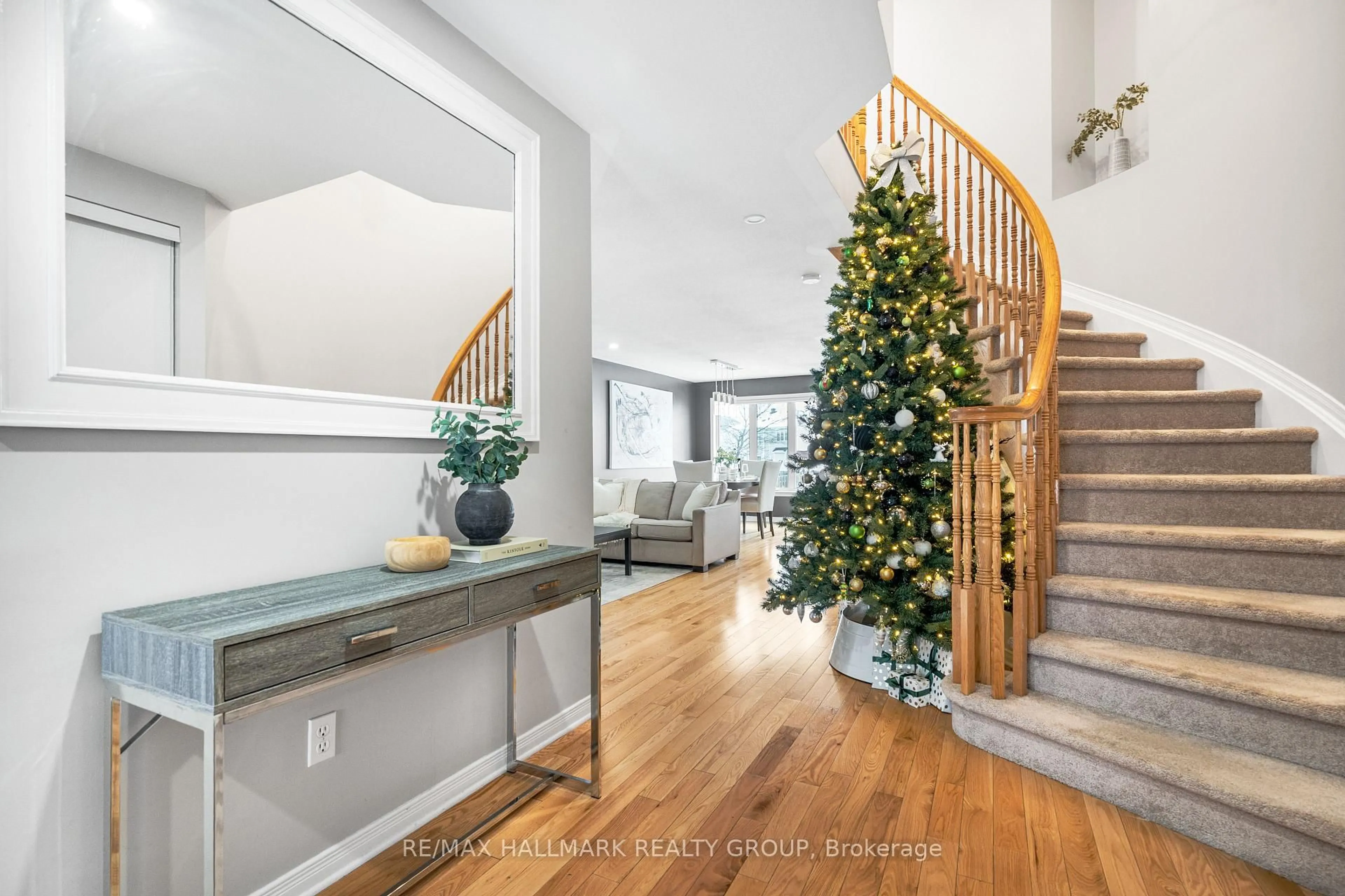 Indoor entryway for 2025 Boisfranc Circ, Orleans Ontario K4A 4Z6