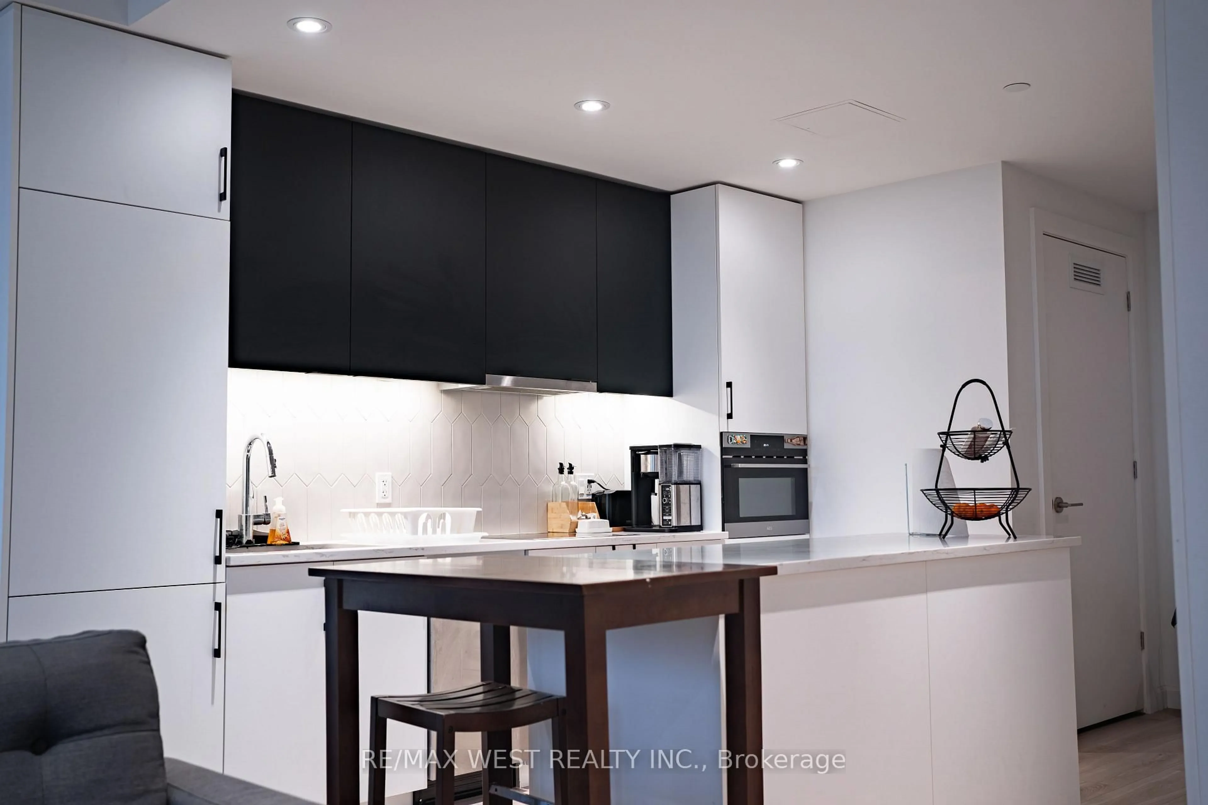 Contemporary kitchen, unknown for 741 King St #812, Kitchener Ontario N2G 0E9