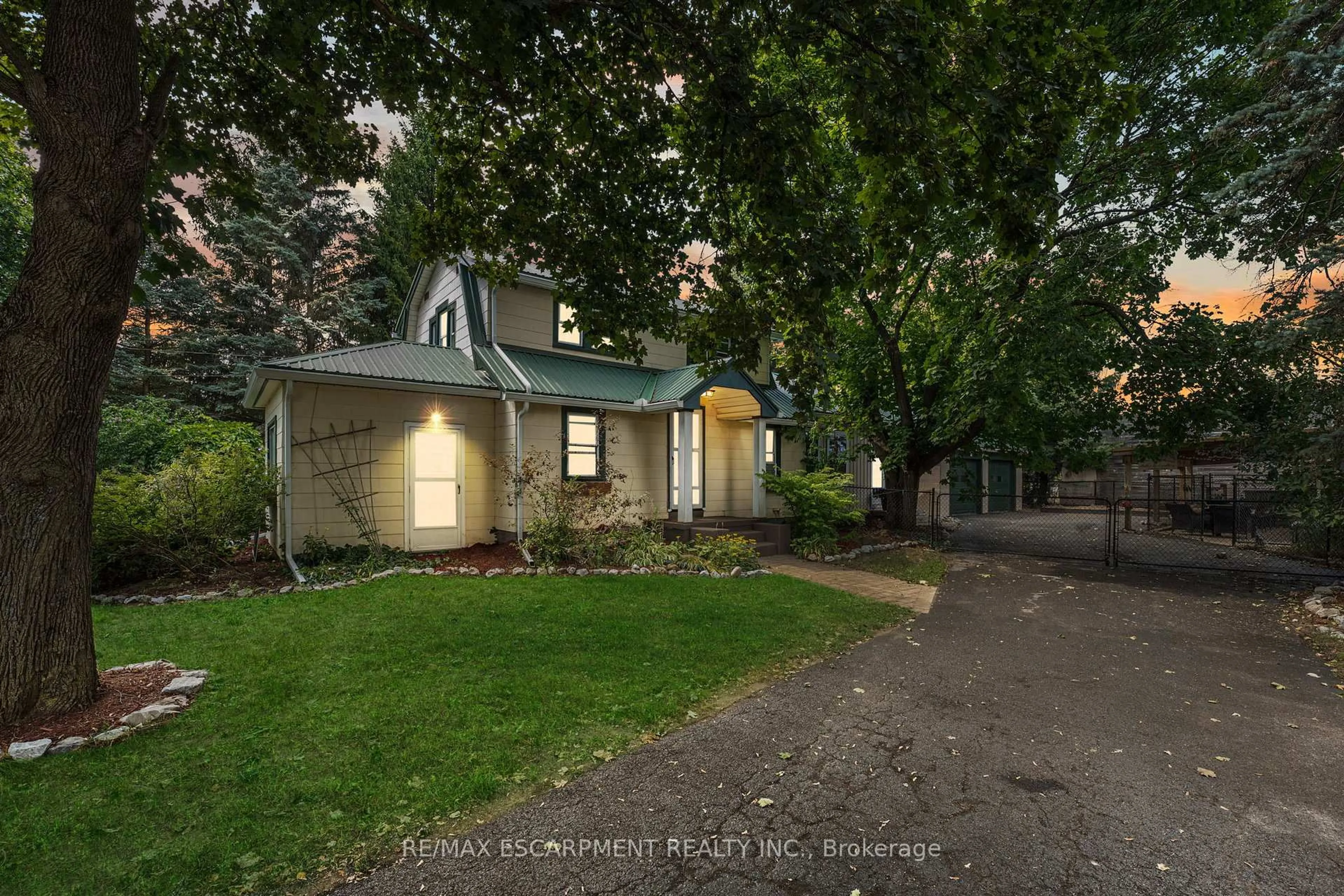 A pic from outside/outdoor area/front of a property/back of a property/a pic from drone, street for 323 Regional 20 Rd, Pelham Ontario L0S 1C0