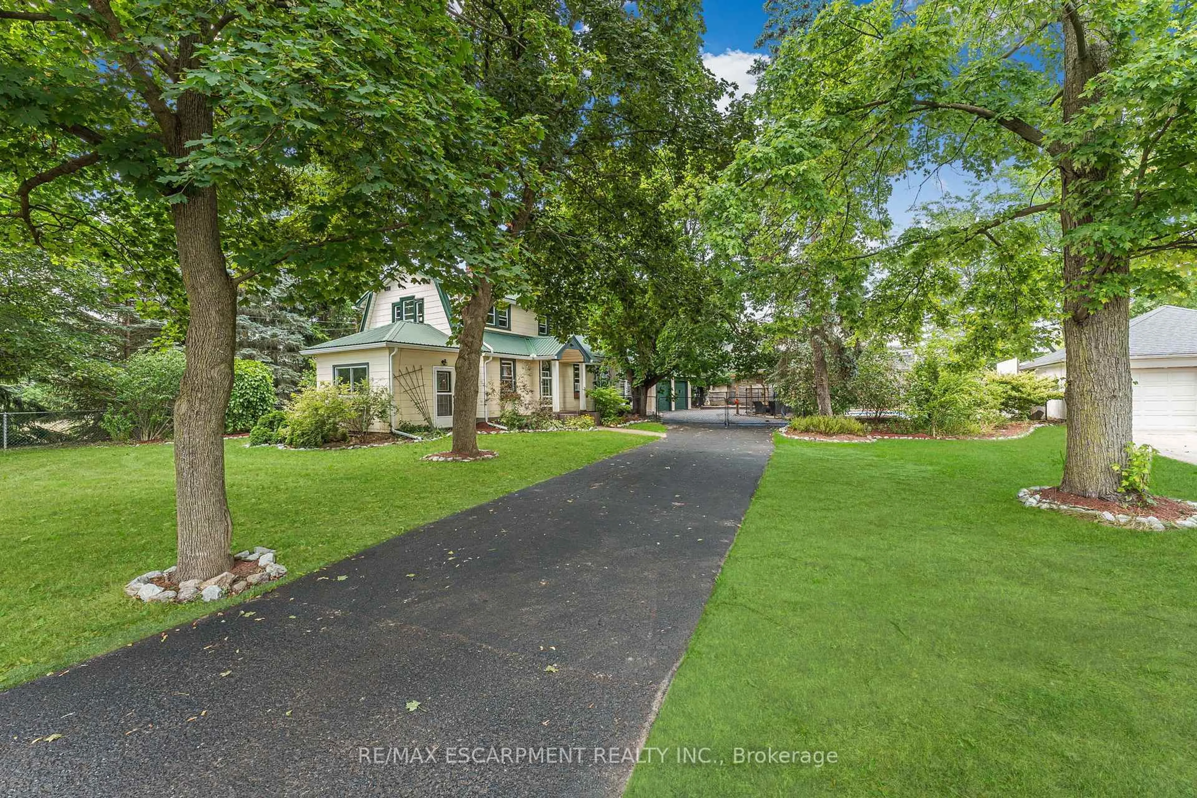 A pic from outside/outdoor area/front of a property/back of a property/a pic from drone, street for 323 Regional 20 Rd, Pelham Ontario L0S 1C0