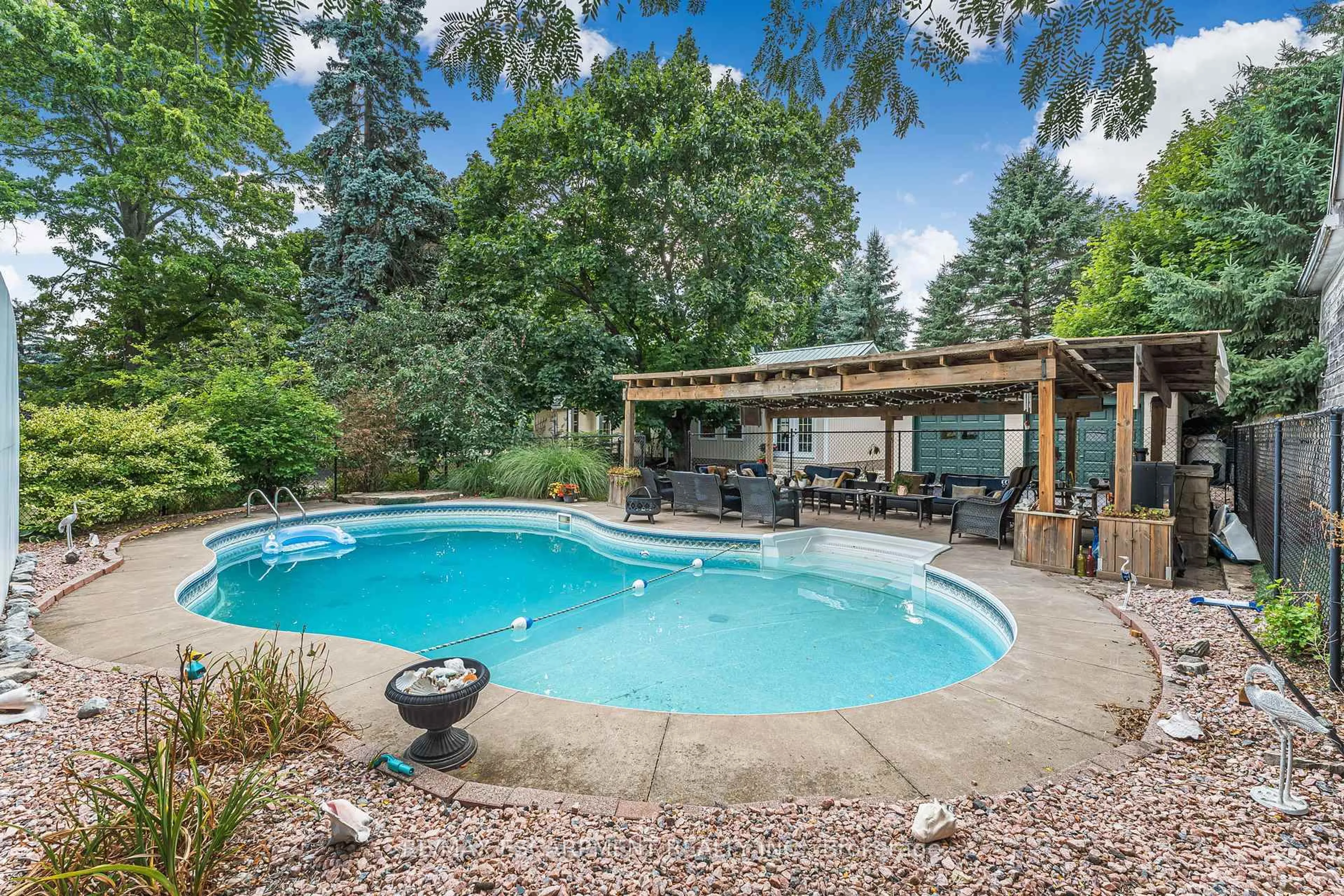 Pool for 323 Regional 20 Rd, Pelham Ontario L0S 1C0