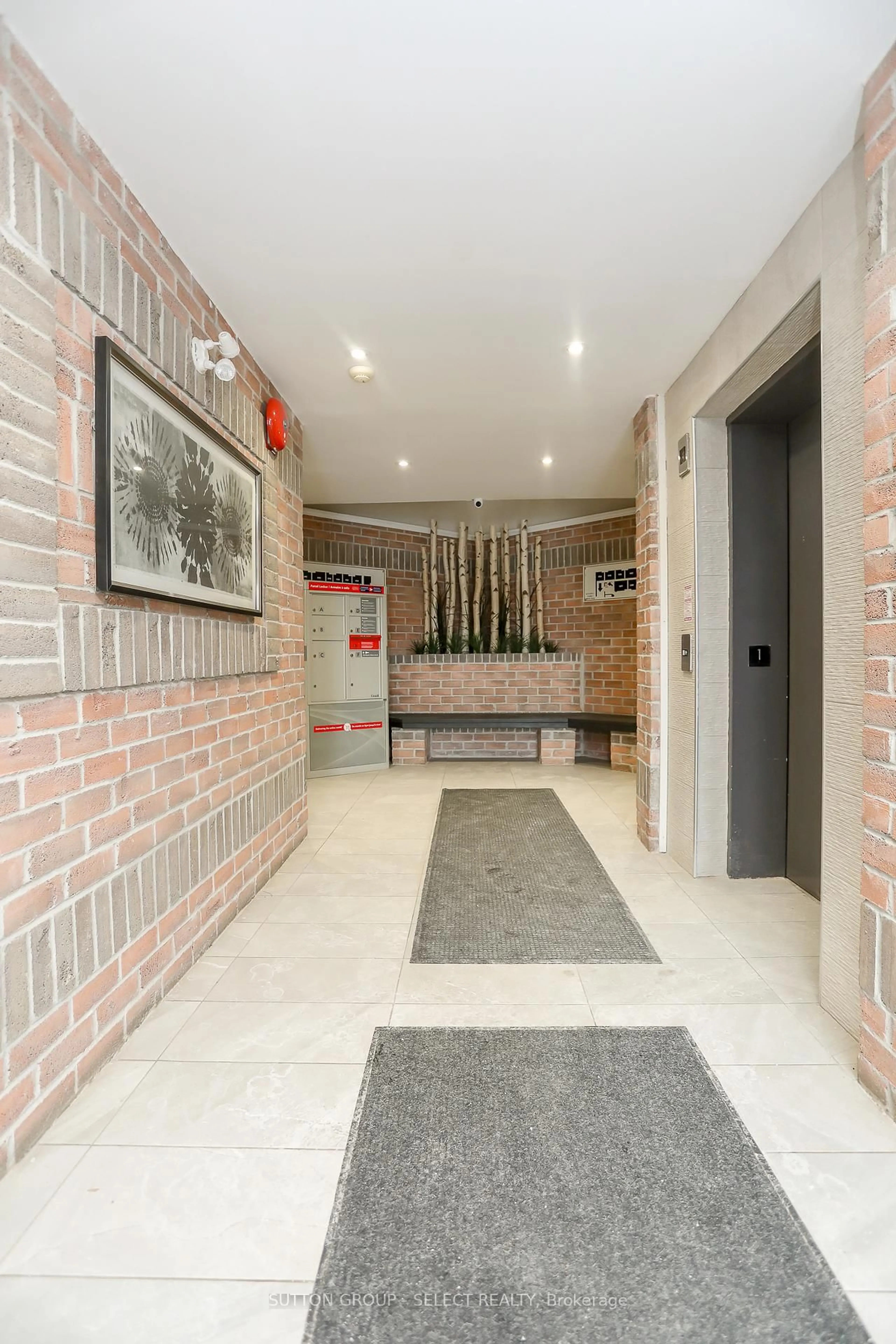 Indoor foyer for 2228 Trafalgar St #207, London East Ontario N5V 4J8