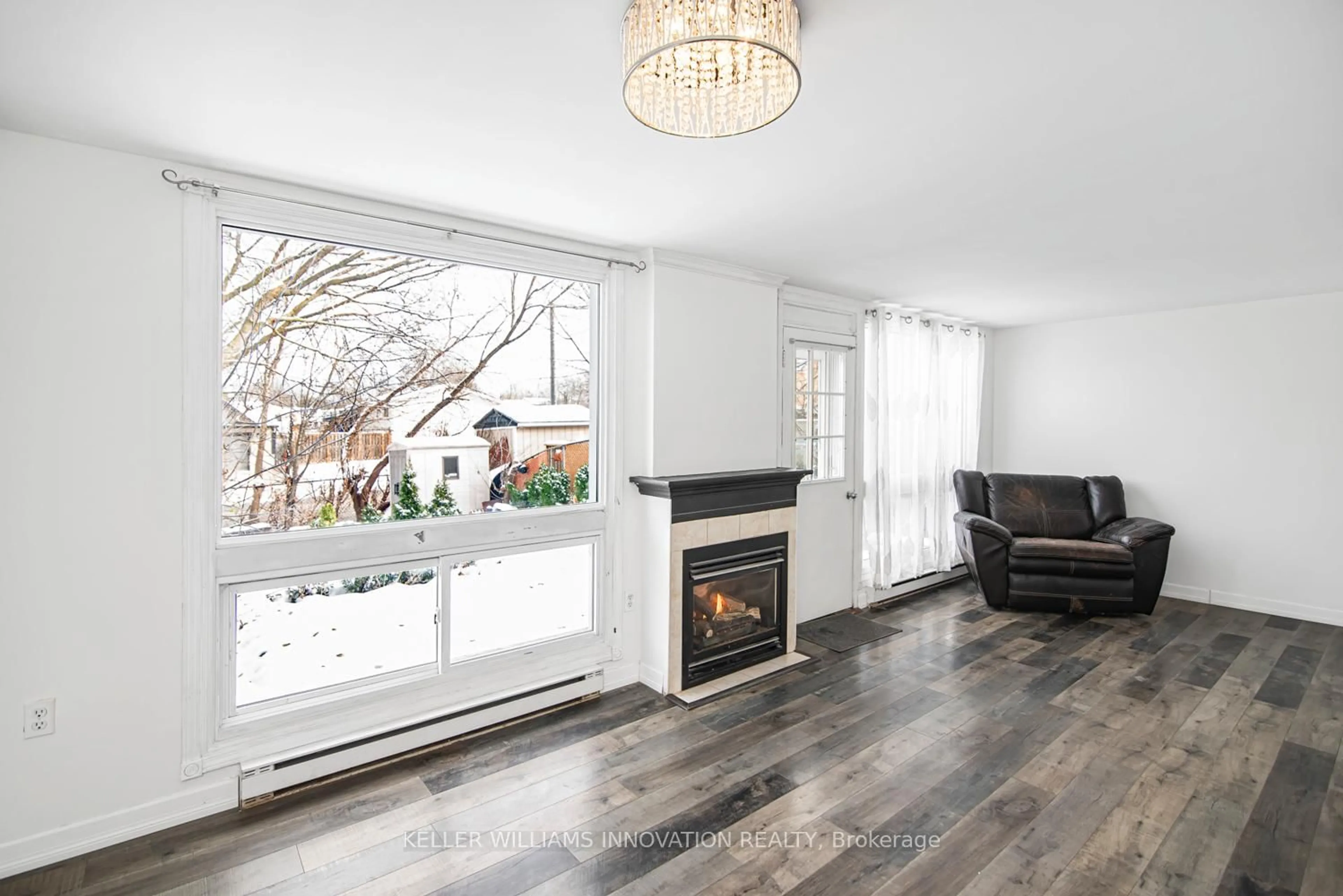 Living room with furniture, wood/laminate floor for 25 Britten Clse #9A, Hamilton Ontario L9C 4J8