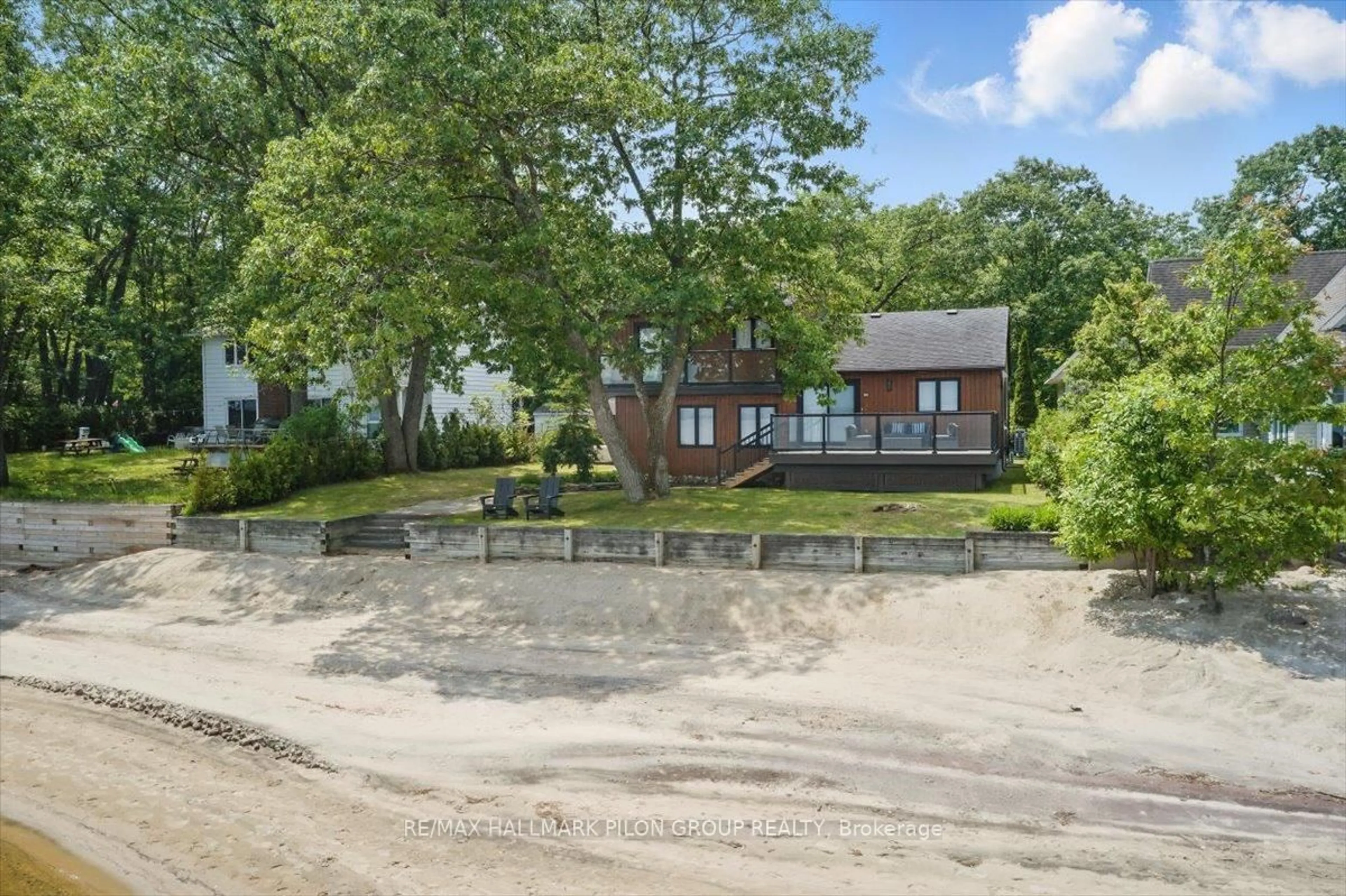 A pic from outside/outdoor area/front of a property/back of a property/a pic from drone, unknown for 584 Bayview Dr, Ottawa Ontario K0A 3M0