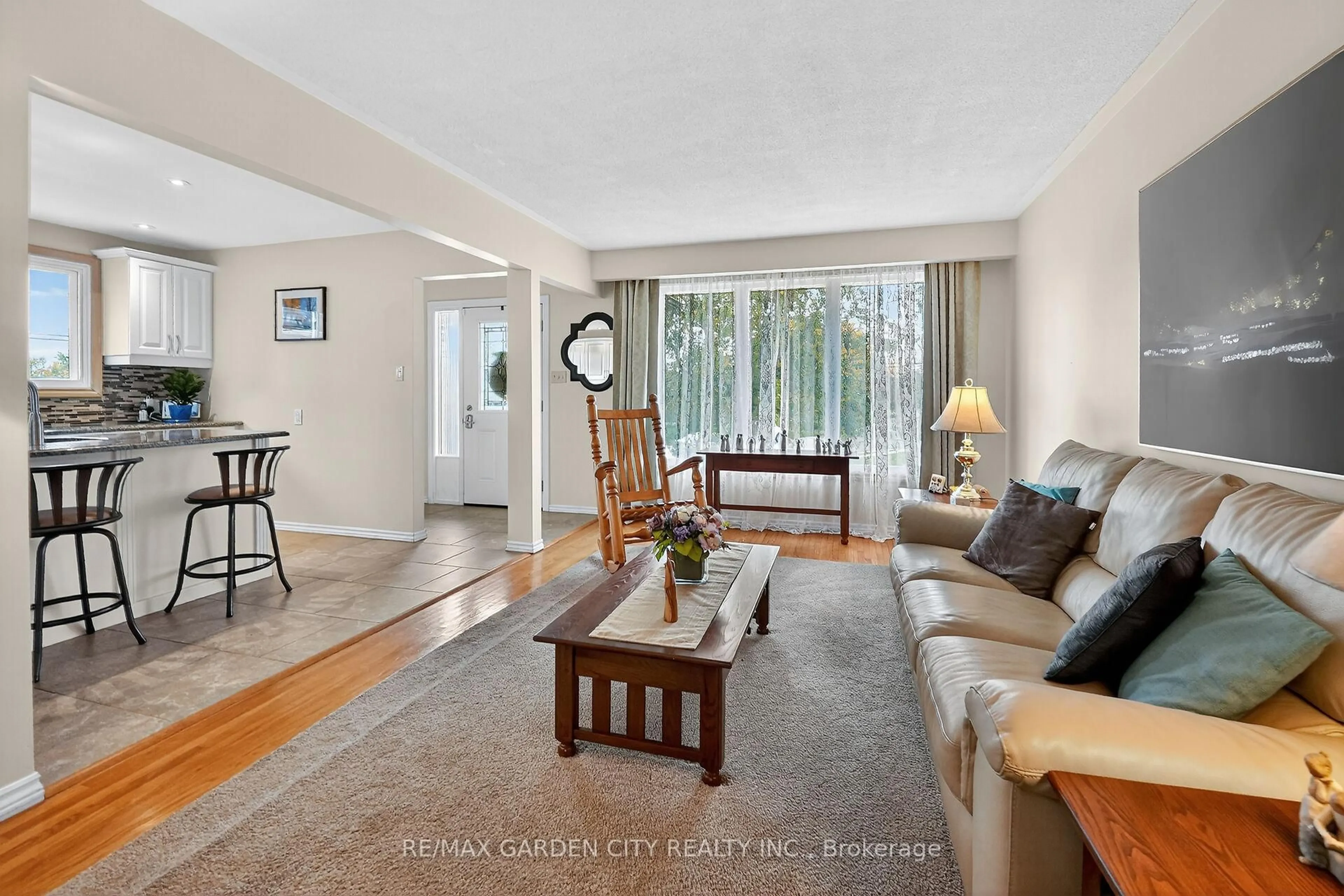 Living room with furniture, unknown for 120 Kinross St, Haldimand Ontario N3W 1K1