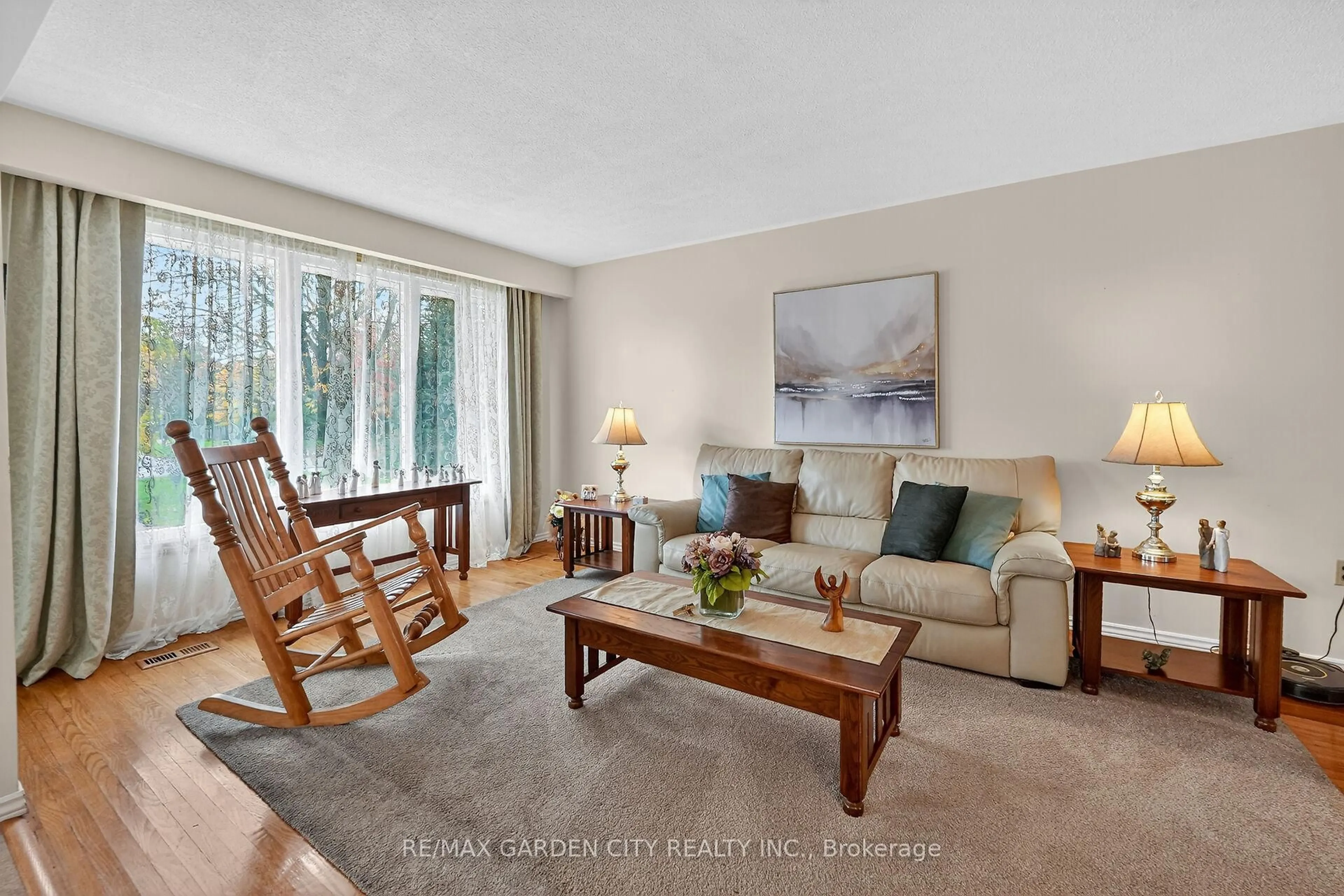 Living room with furniture, wood/laminate floor for 120 Kinross St, Haldimand Ontario N3W 1K1