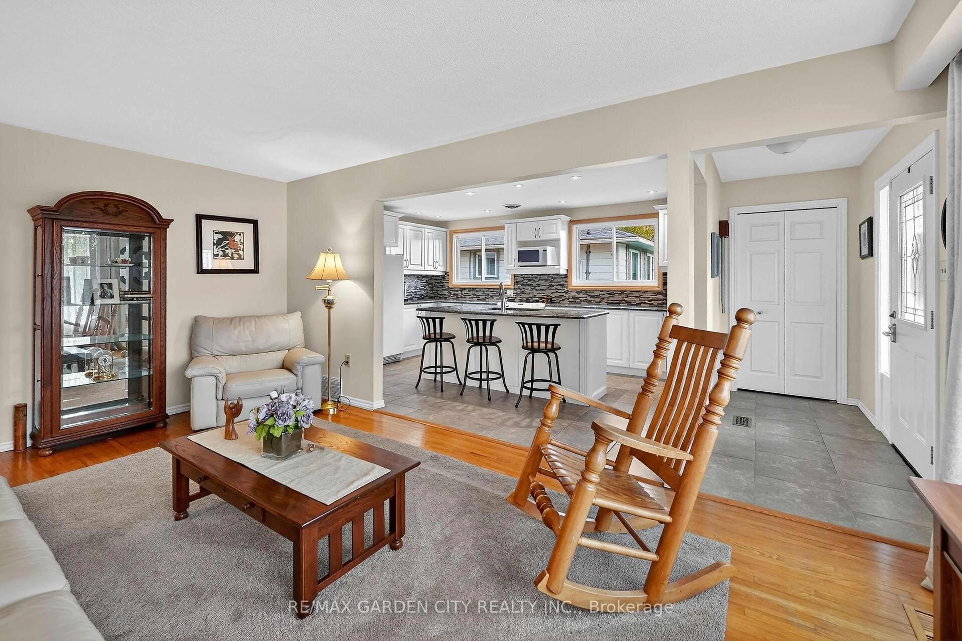 Living room with furniture, unknown for 120 Kinross St, Haldimand Ontario N3W 1K1