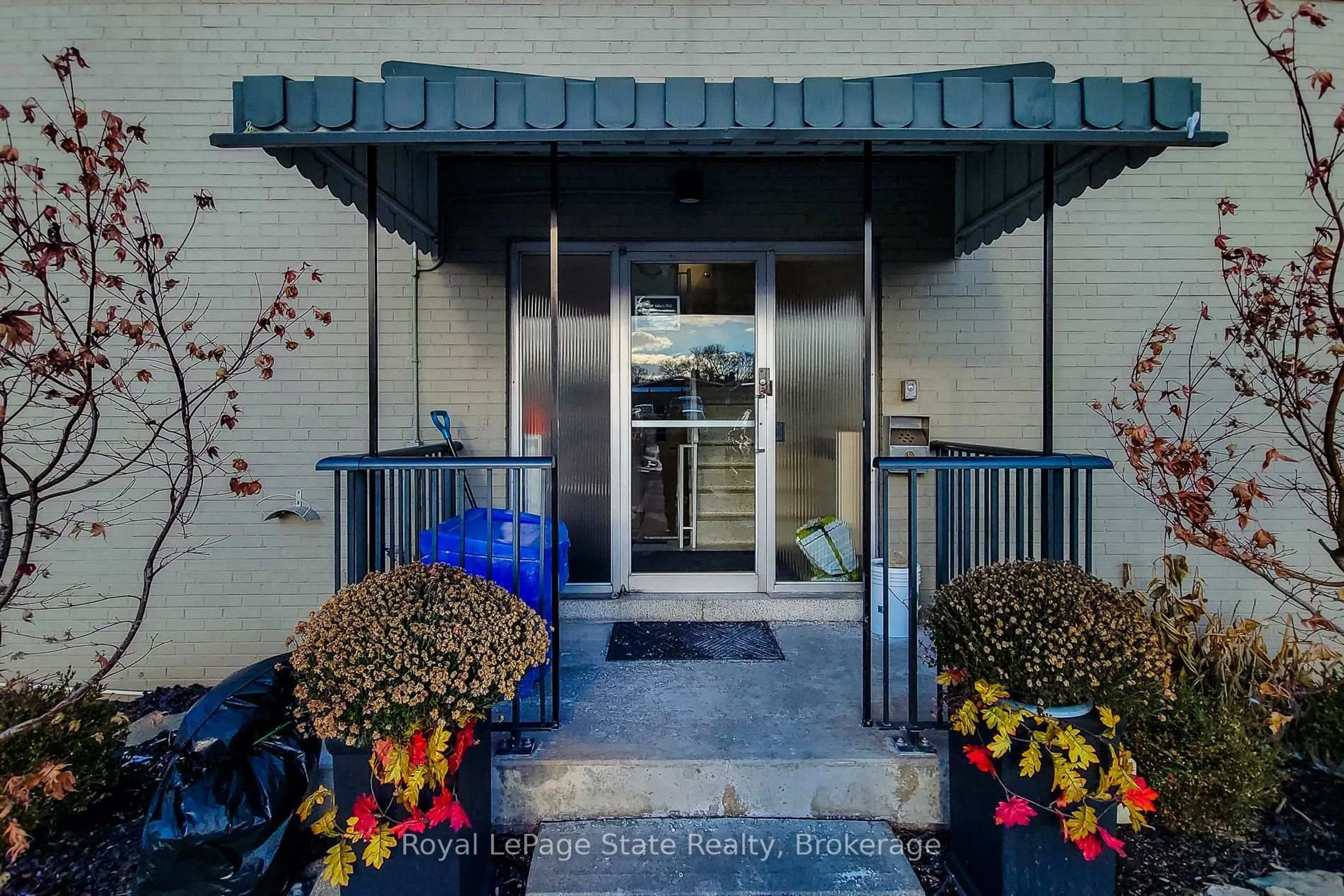 Indoor foyer for 510 Queenston Rd #108, Hamilton Ontario L8K 1J3