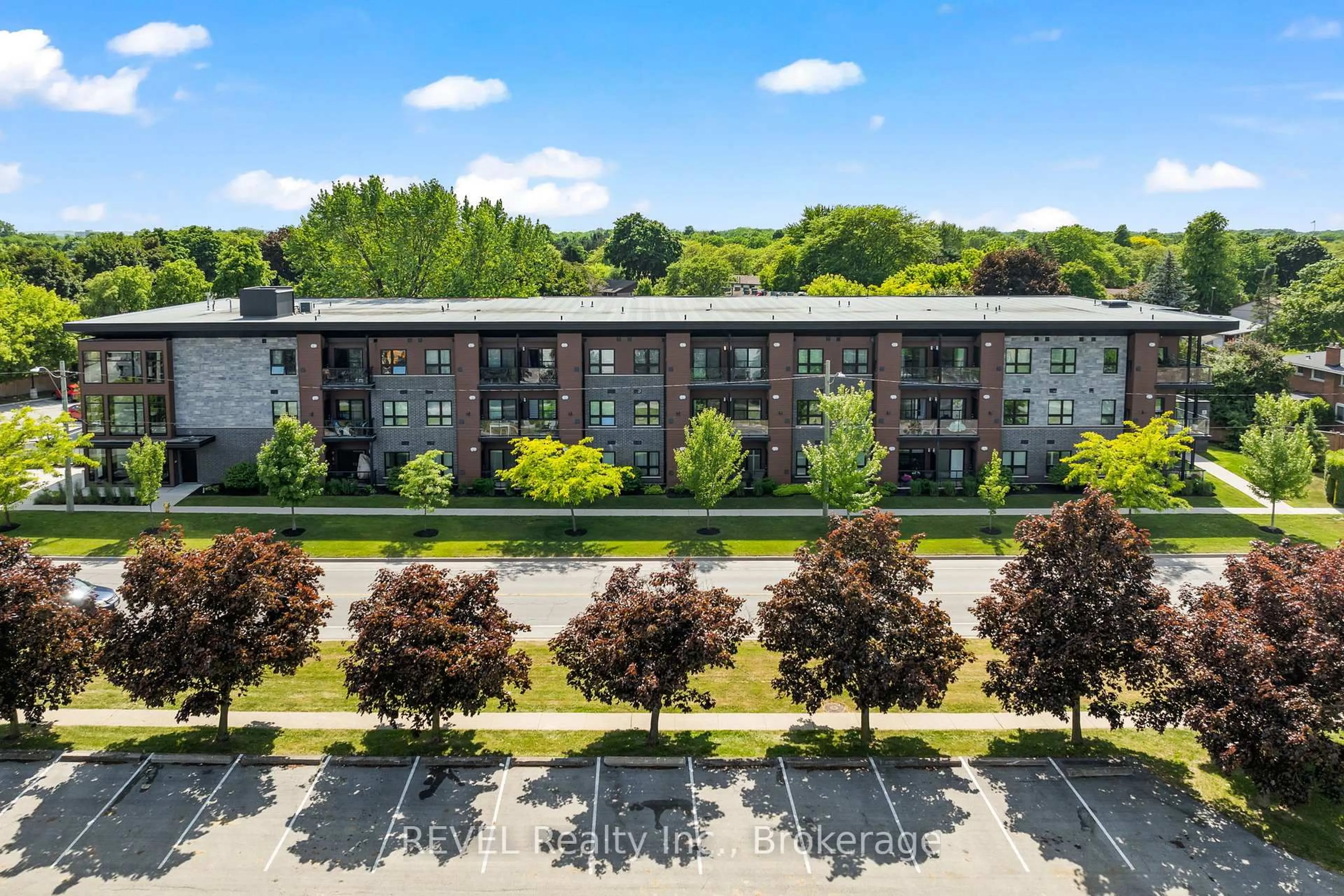 A pic from outside/outdoor area/front of a property/back of a property/a pic from drone, city buildings view from balcony for 212 Lakeport Rd #28, St. Catharines Ontario L2N 0B4