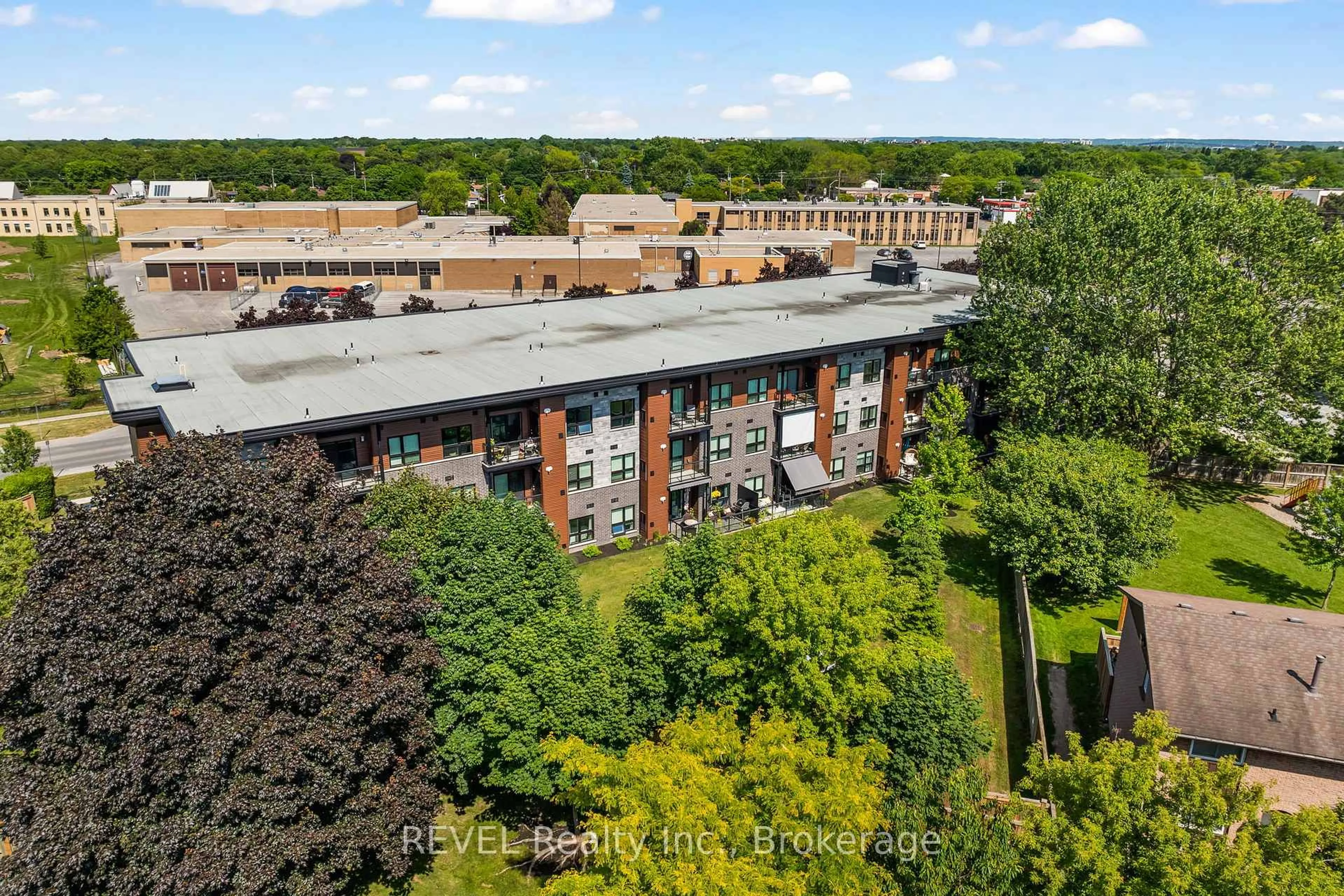 A pic from outside/outdoor area/front of a property/back of a property/a pic from drone, city buildings view from balcony for 212 Lakeport Rd #28, St. Catharines Ontario L2N 0B4