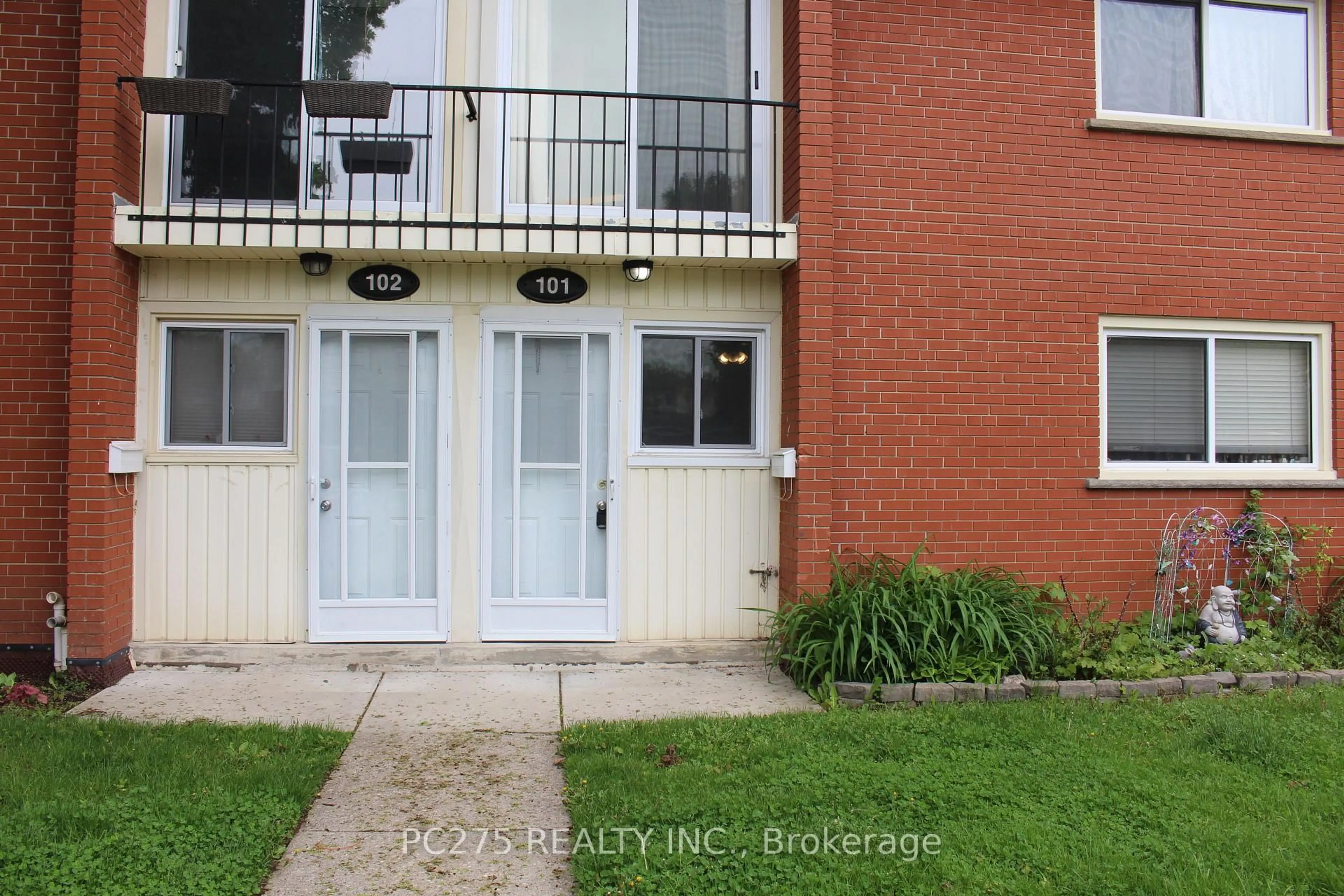 A pic from outside/outdoor area/front of a property/back of a property/a pic from drone, street for 1090 Kipps Lane #101, London East Ontario N5Y 1V4