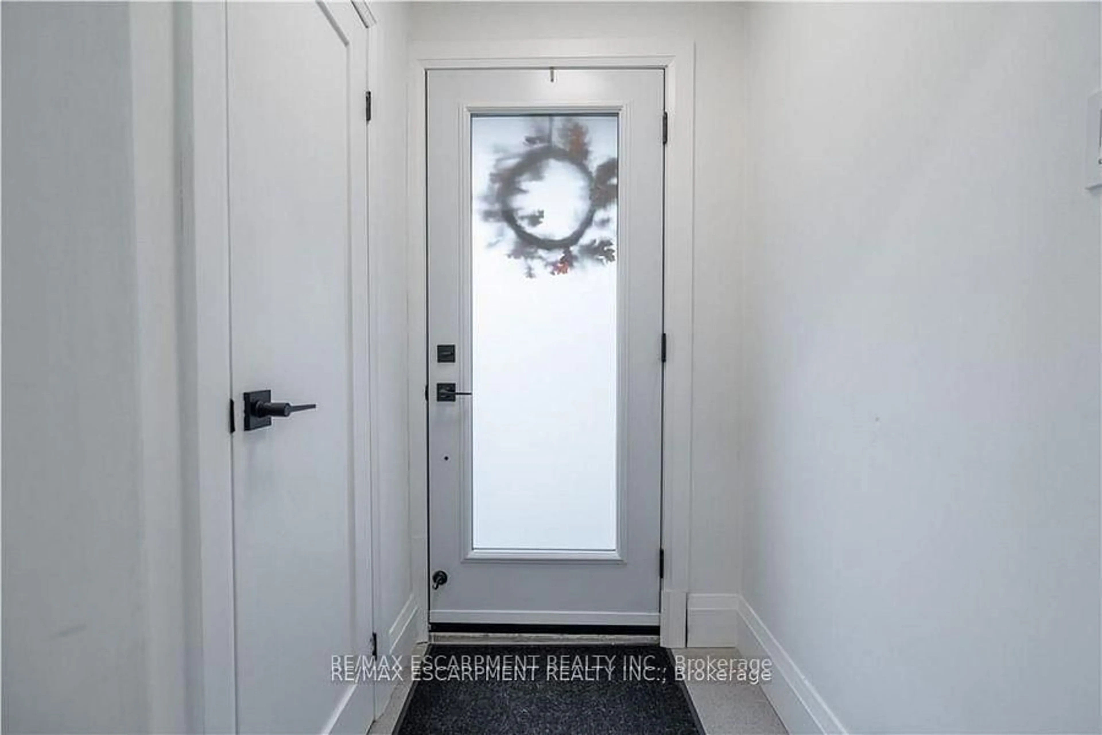 Indoor entryway for 7 Glenmorris Dr, Hamilton Ontario L9H 1S5