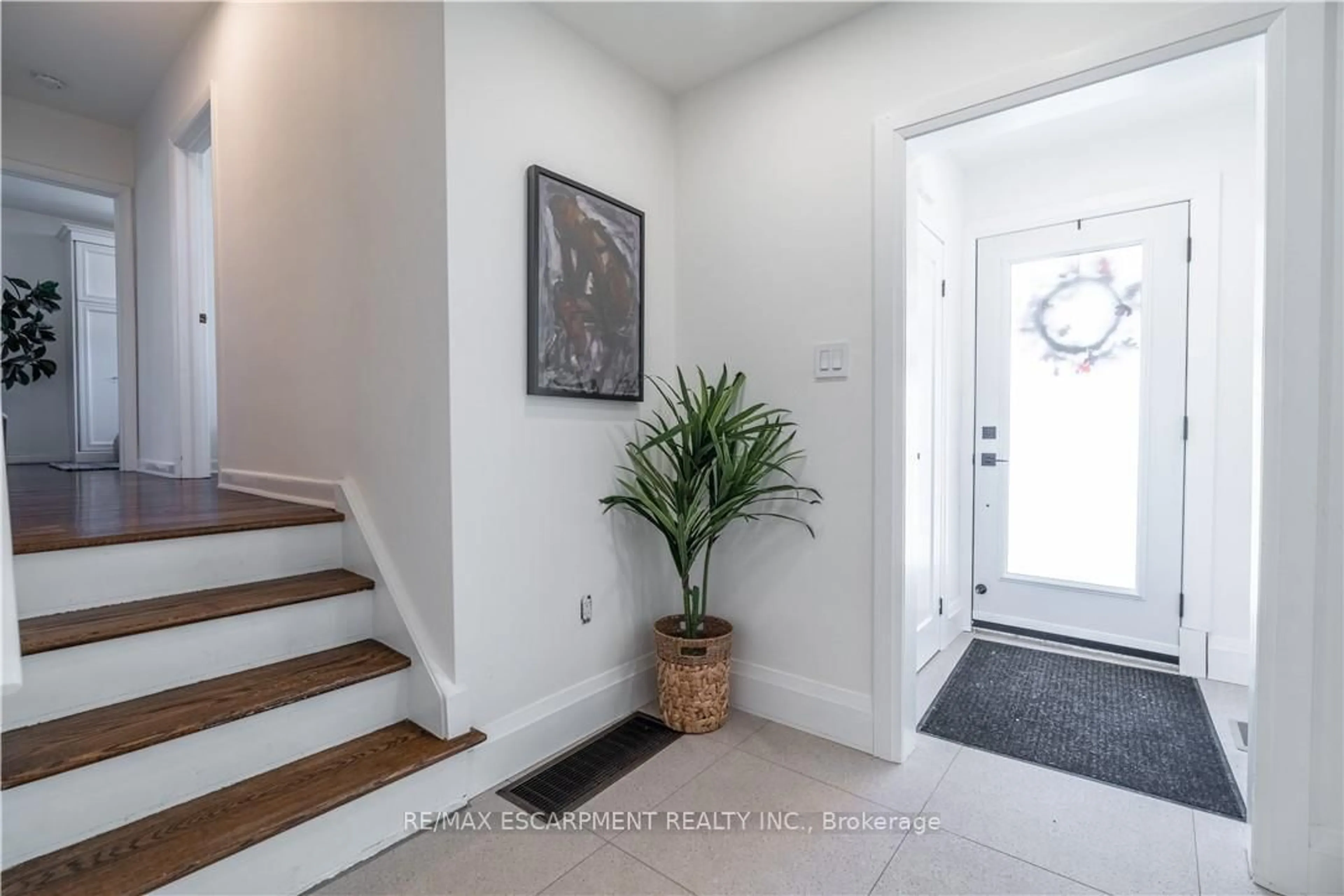 Indoor entryway for 7 Glenmorris Dr, Hamilton Ontario L9H 1S5
