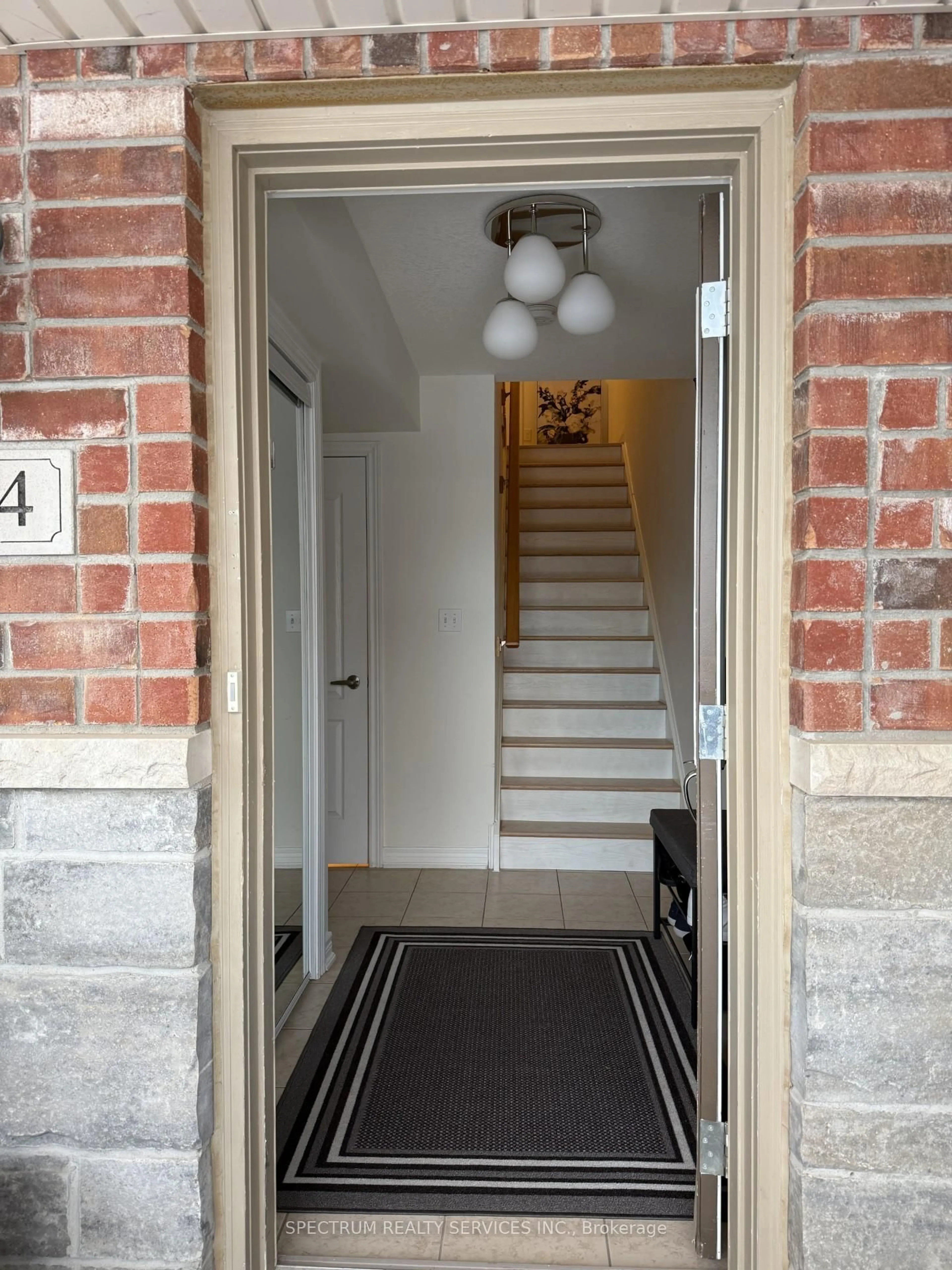 Indoor foyer for 154 Truedell Circ, Hamilton Ontario L8B 0T1