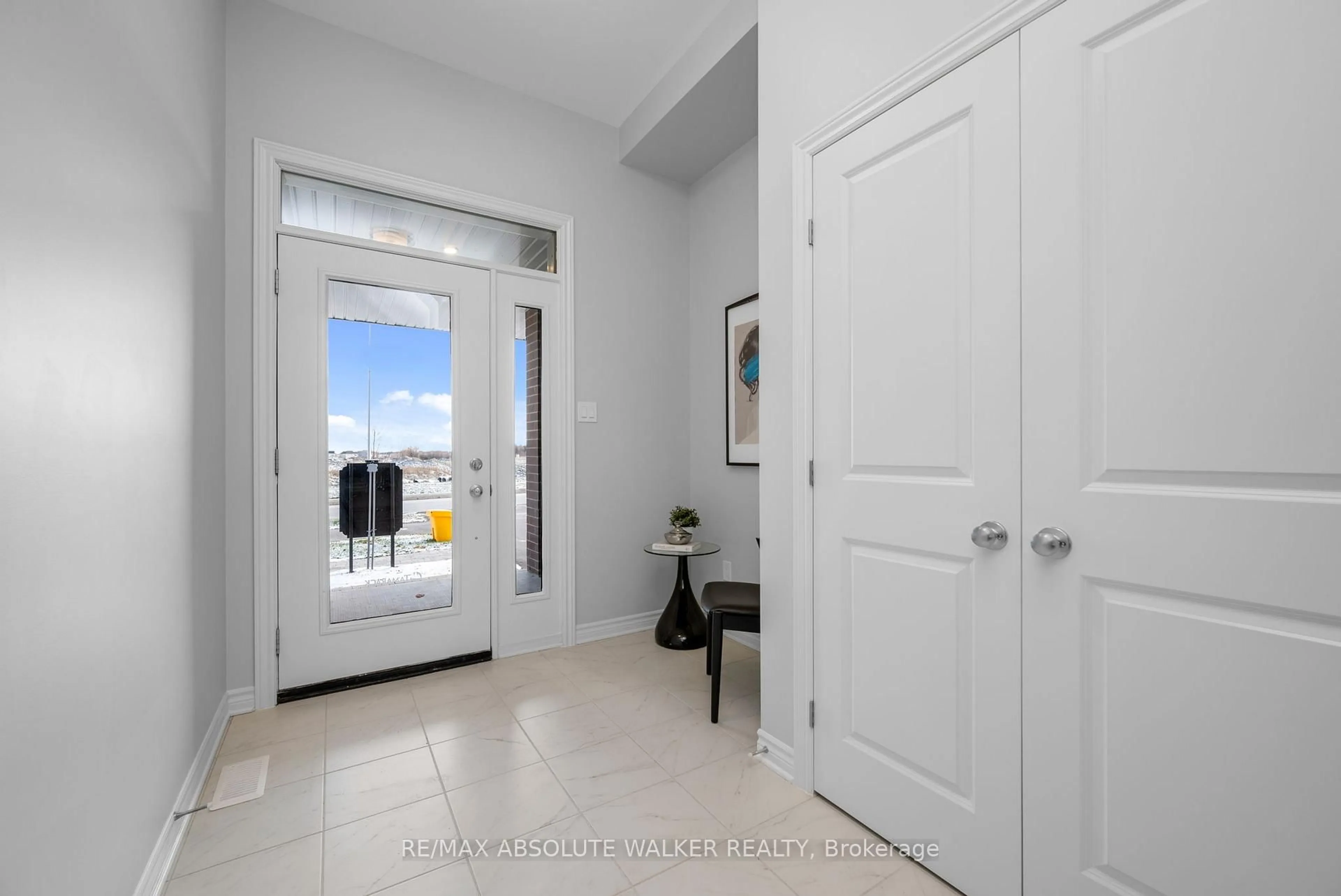 Indoor entryway for 152 Kerala Pl, Ottawa Ontario K1T 0Z3