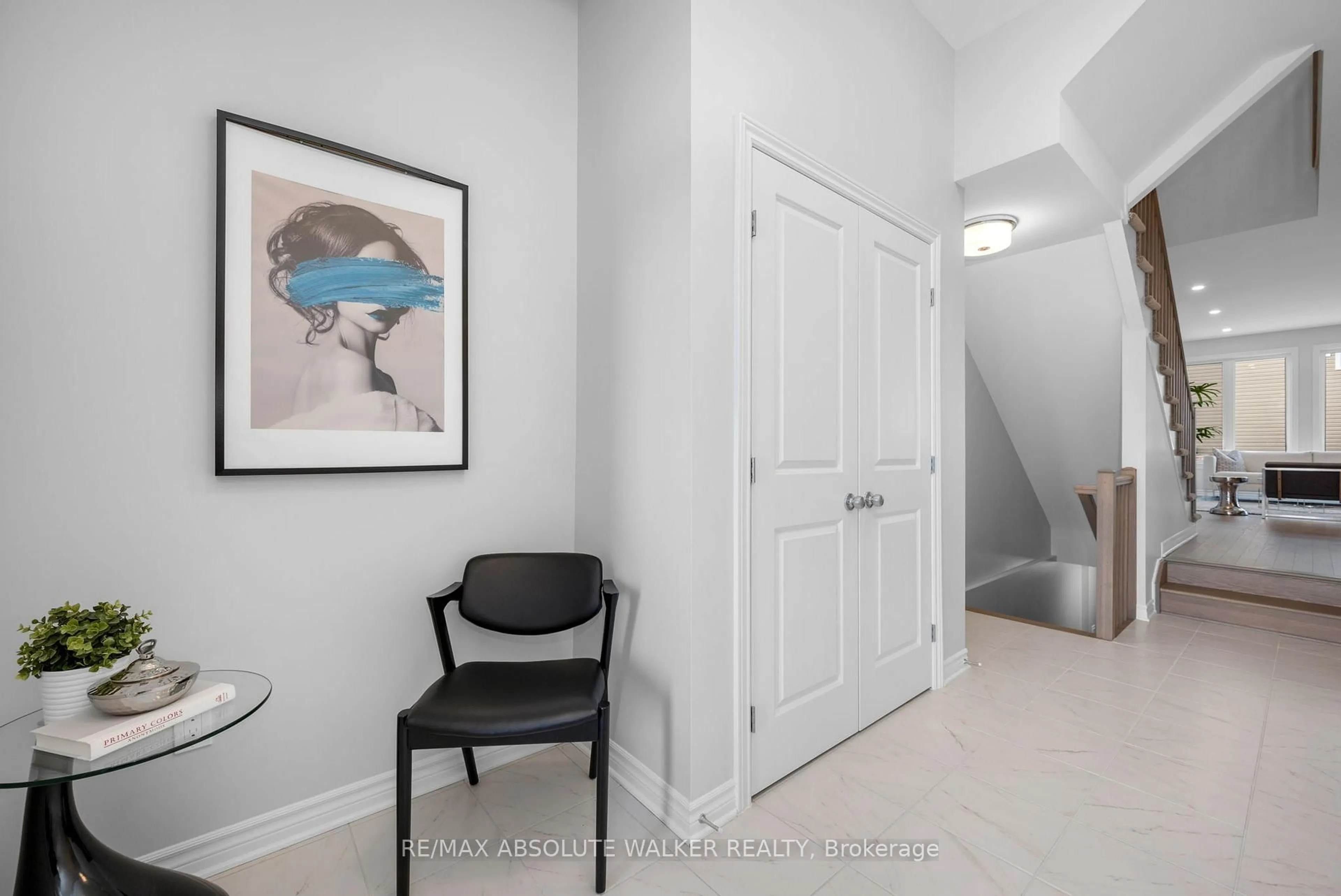 Indoor entryway for 152 Kerala Pl, Ottawa Ontario K1T 0Z3