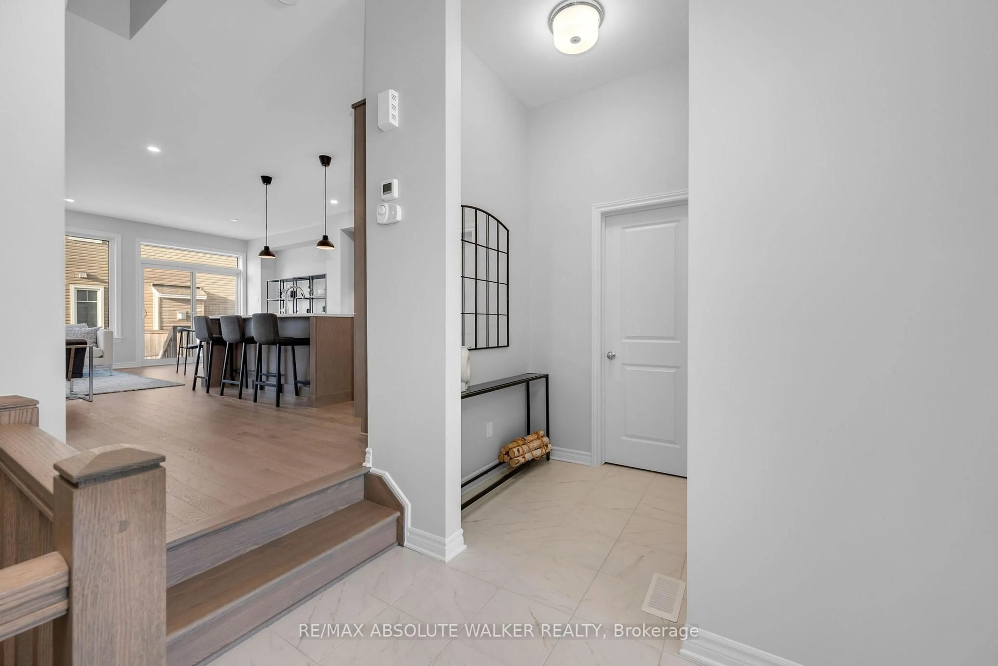 Indoor entryway for 152 Kerala Pl, Ottawa Ontario K1T 0Z3