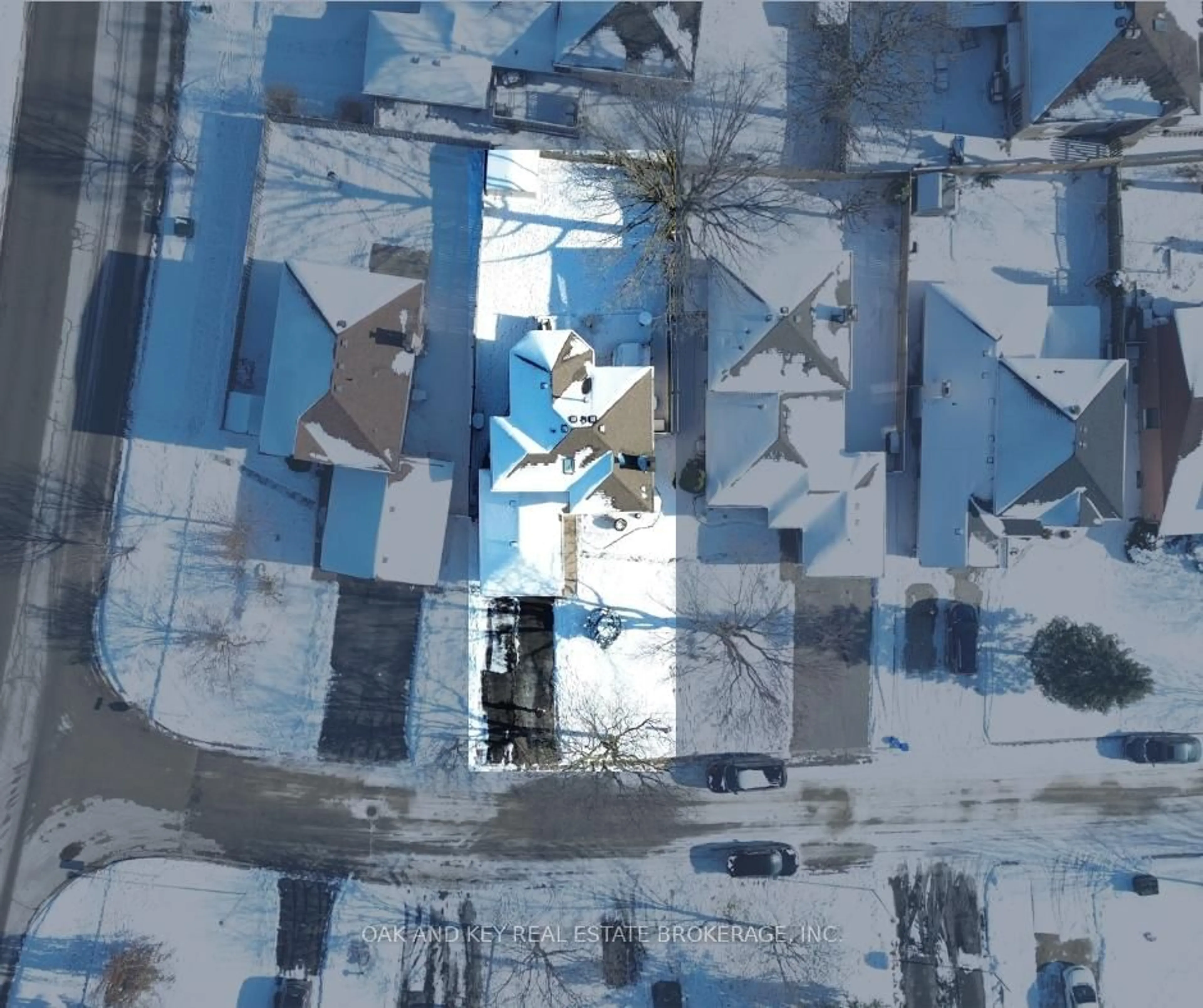 A pic from outside/outdoor area/front of a property/back of a property/a pic from drone, street for 143 Golfview Rd, London South Ontario N6C 5V4