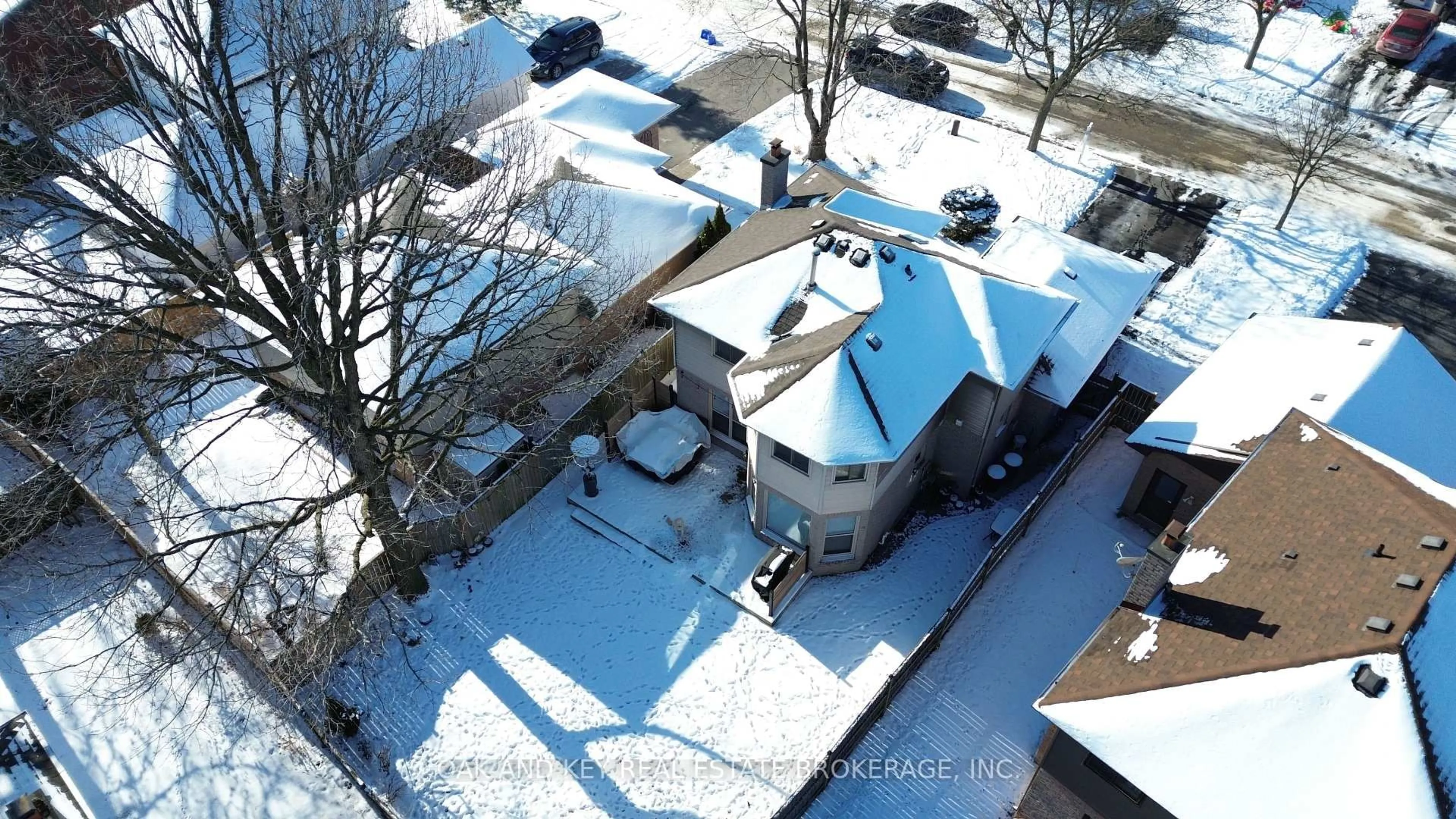 A pic from outside/outdoor area/front of a property/back of a property/a pic from drone, street for 143 Golfview Rd, London South Ontario N6C 5V4