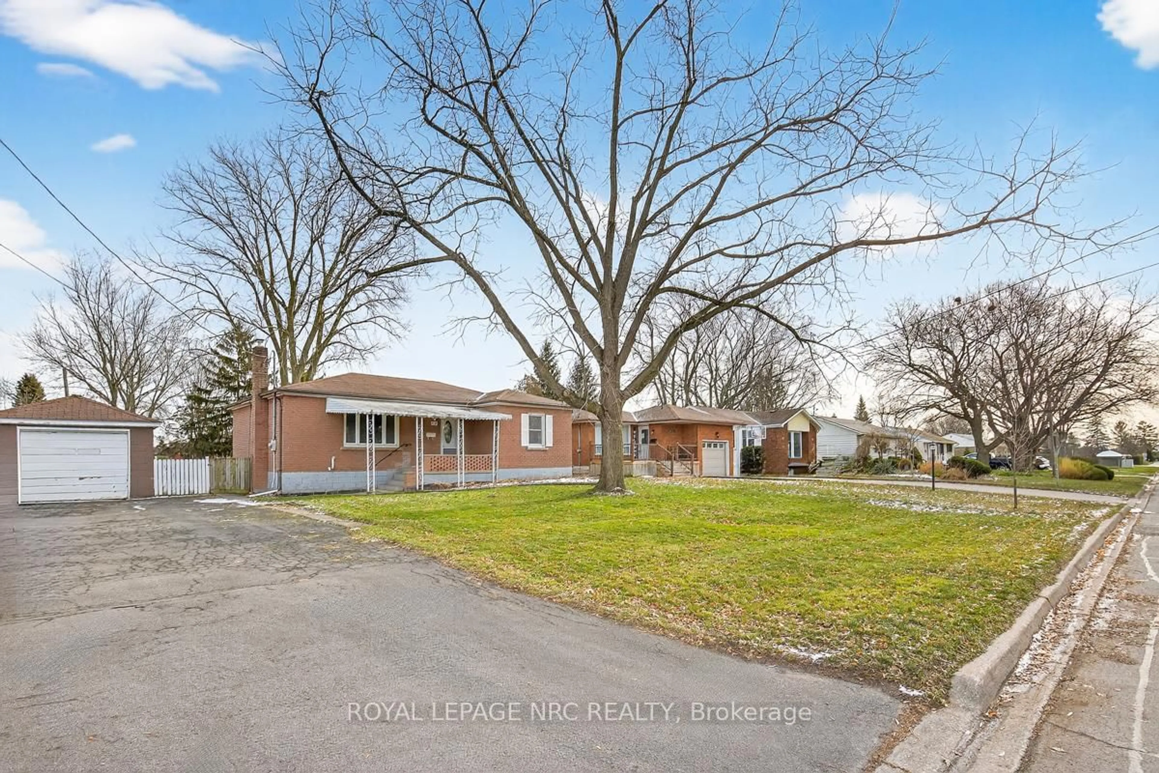 A pic from outside/outdoor area/front of a property/back of a property/a pic from drone, street for 430 CLARE Ave, Welland Ontario L3C 3B3