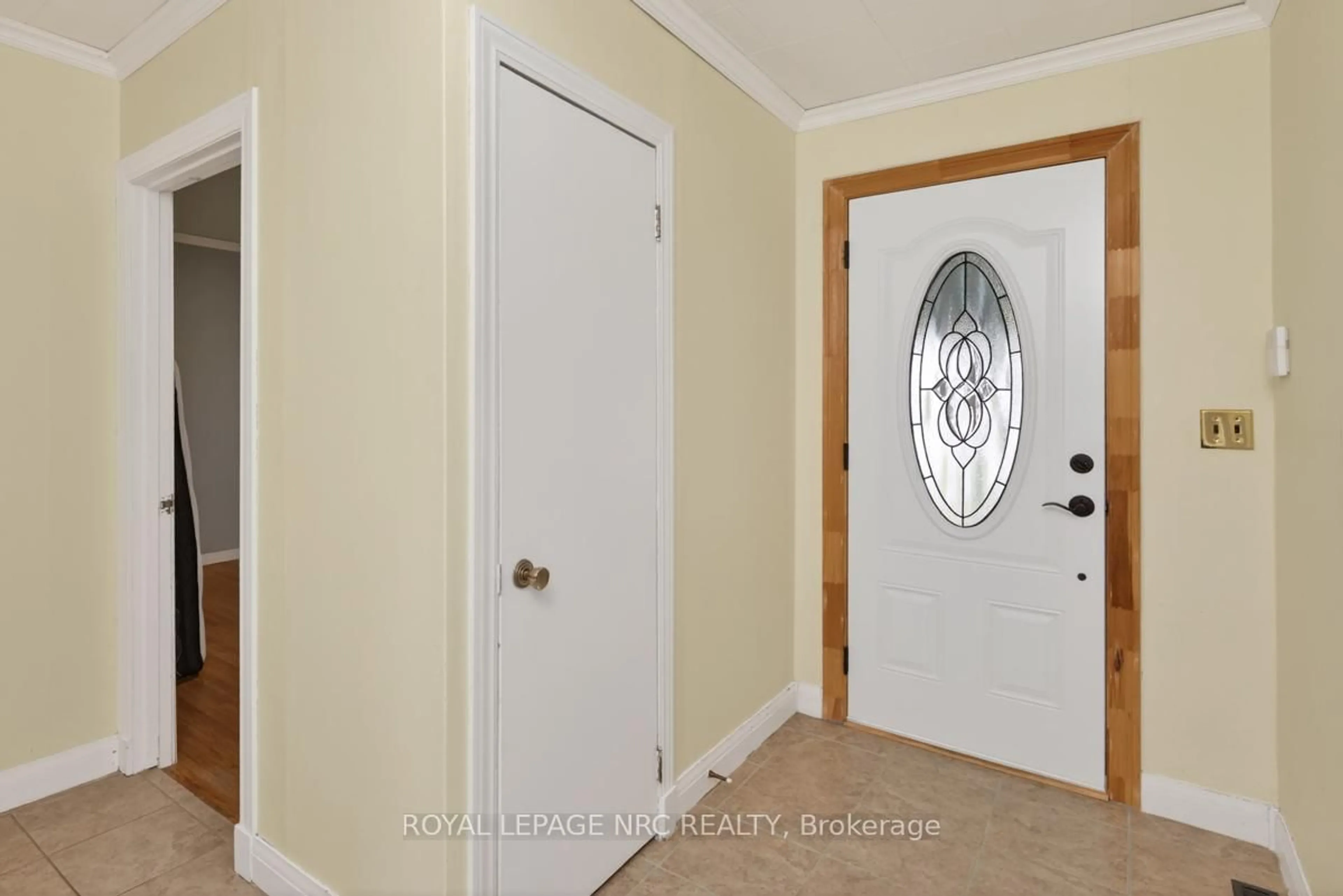 Indoor entryway for 430 CLARE Ave, Welland Ontario L3C 3B3