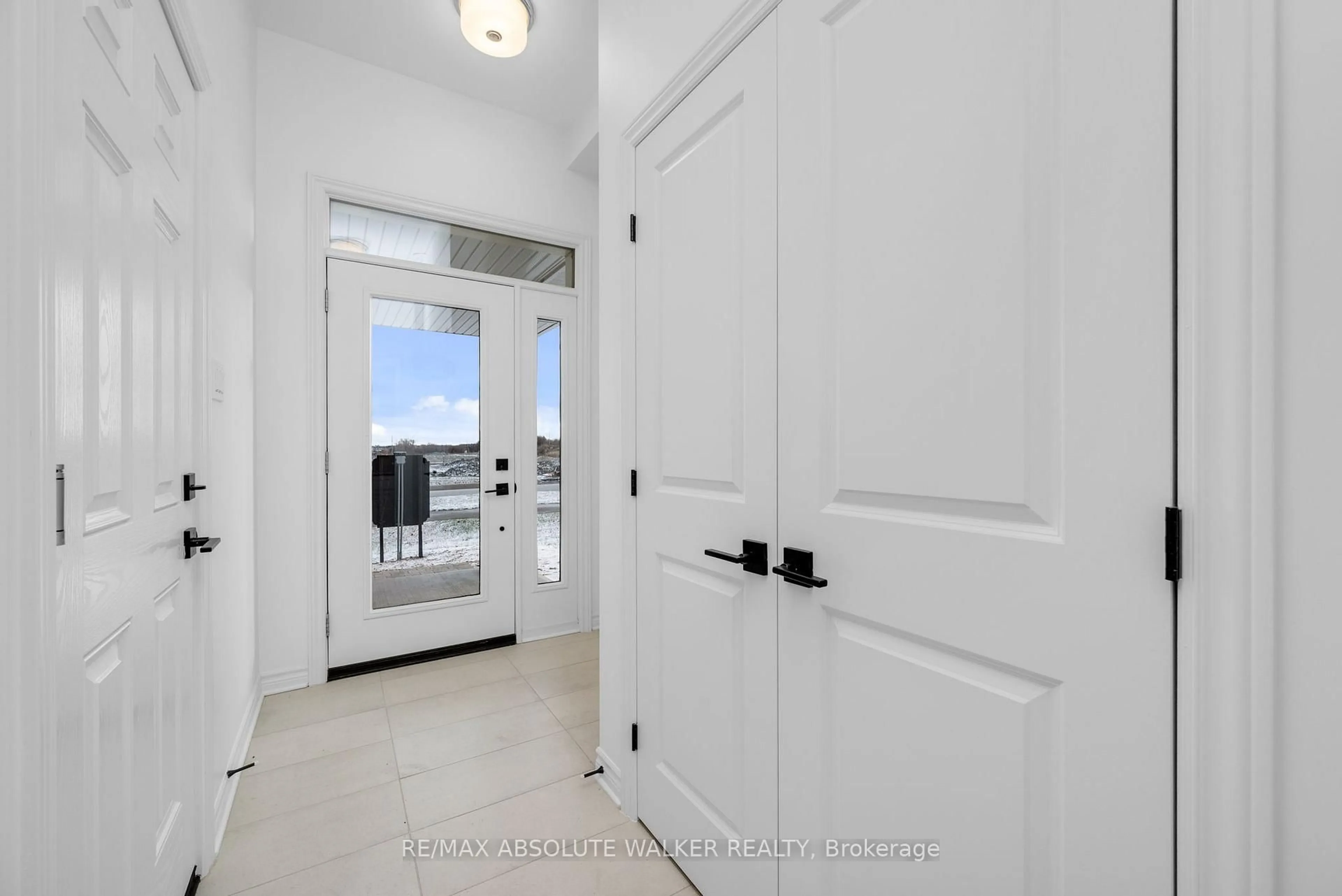 Indoor entryway for 154 Kerala Pl, Ottawa Ontario K1T 0Z3