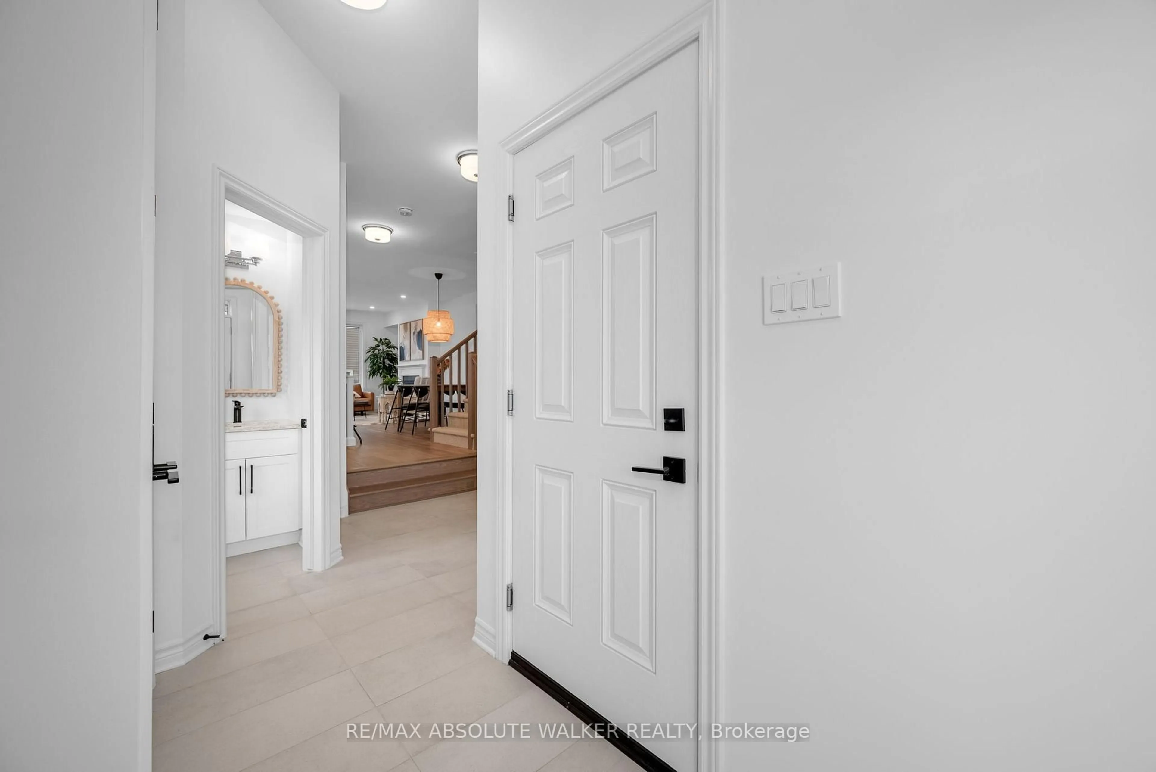 Indoor entryway for 154 Kerala Pl, Ottawa Ontario K1T 0Z3