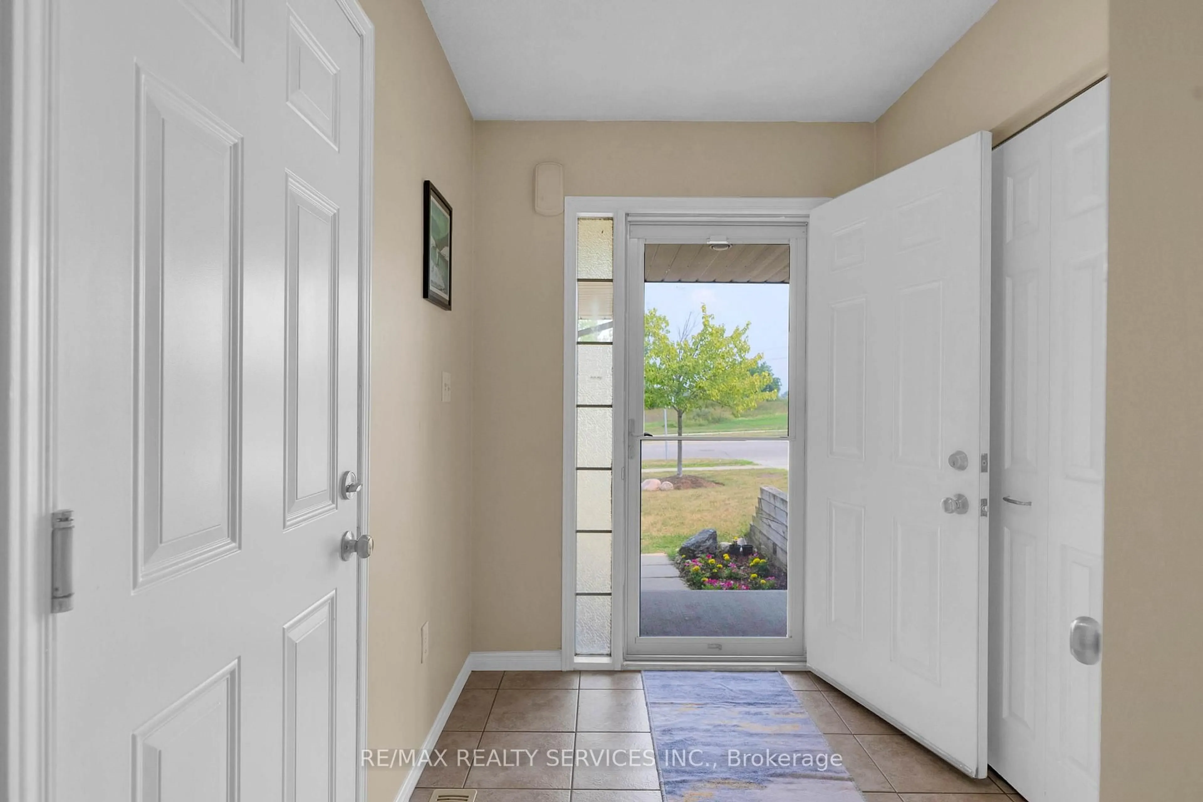 Indoor entryway for 36 Fallowfield Dr, Kitchener Ontario N2C 0A8