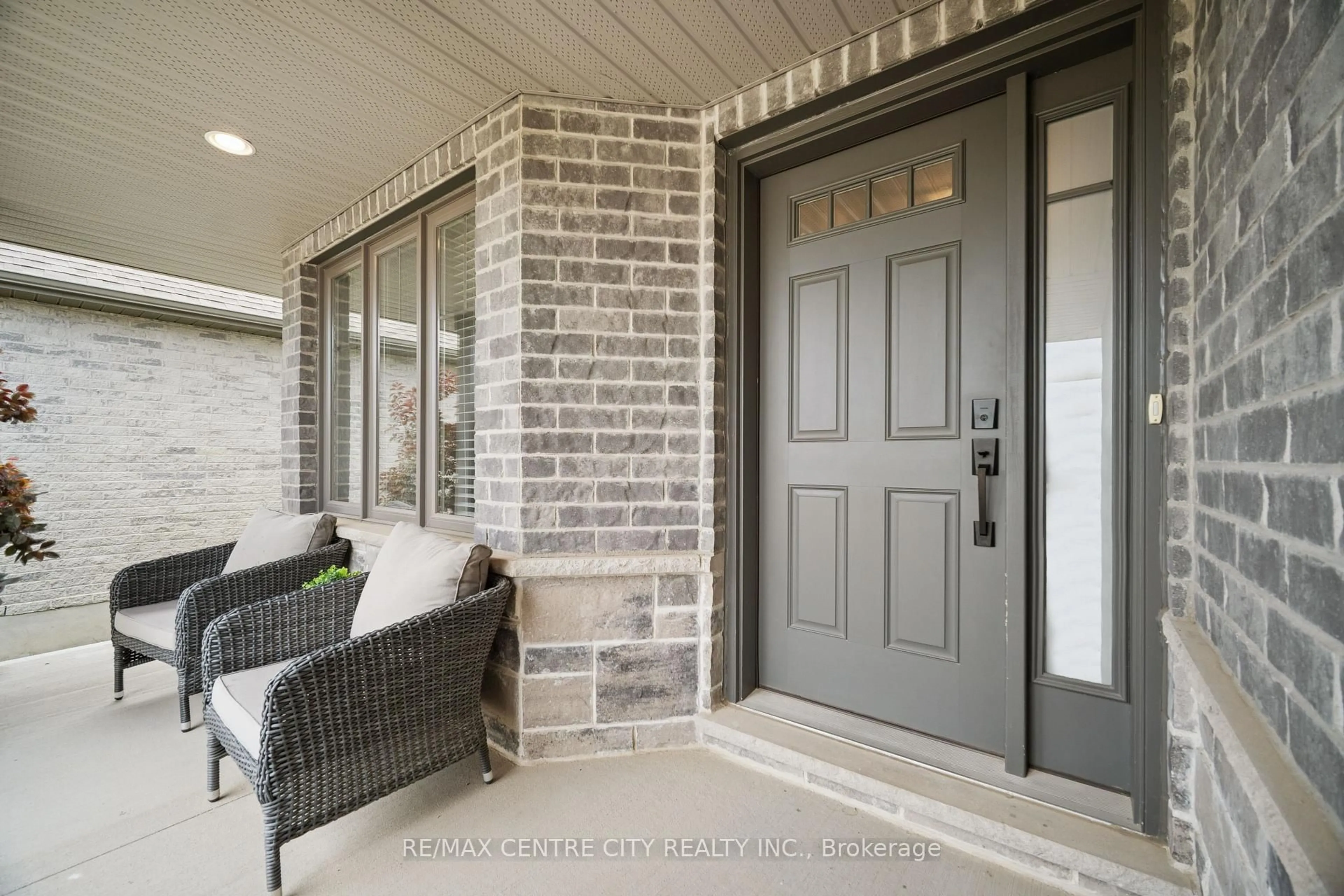 Indoor entryway for 24 Oakmont St, St. Thomas Ontario N5R 0G3