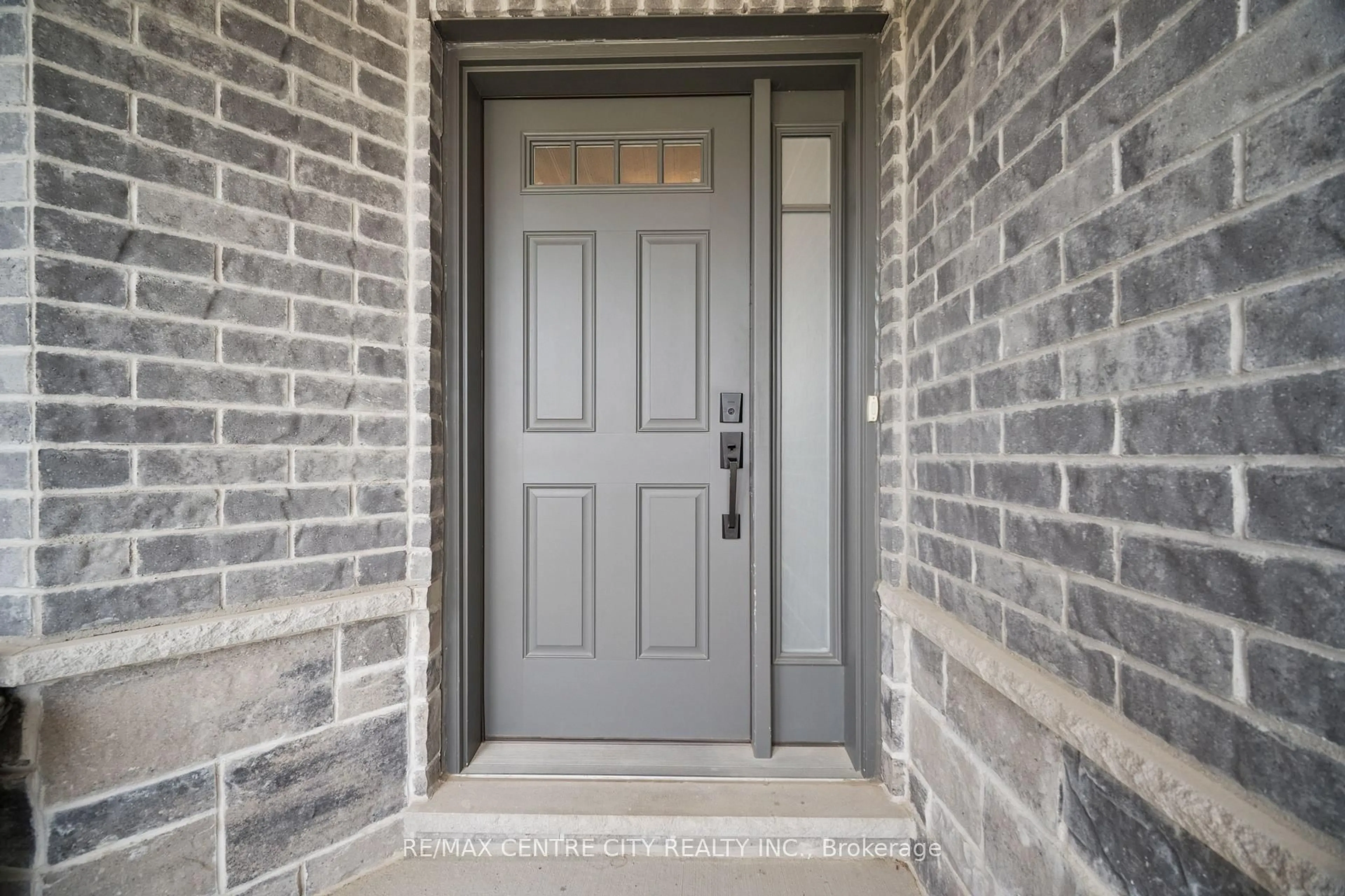Indoor entryway for 24 Oakmont St, St. Thomas Ontario N5R 0G3