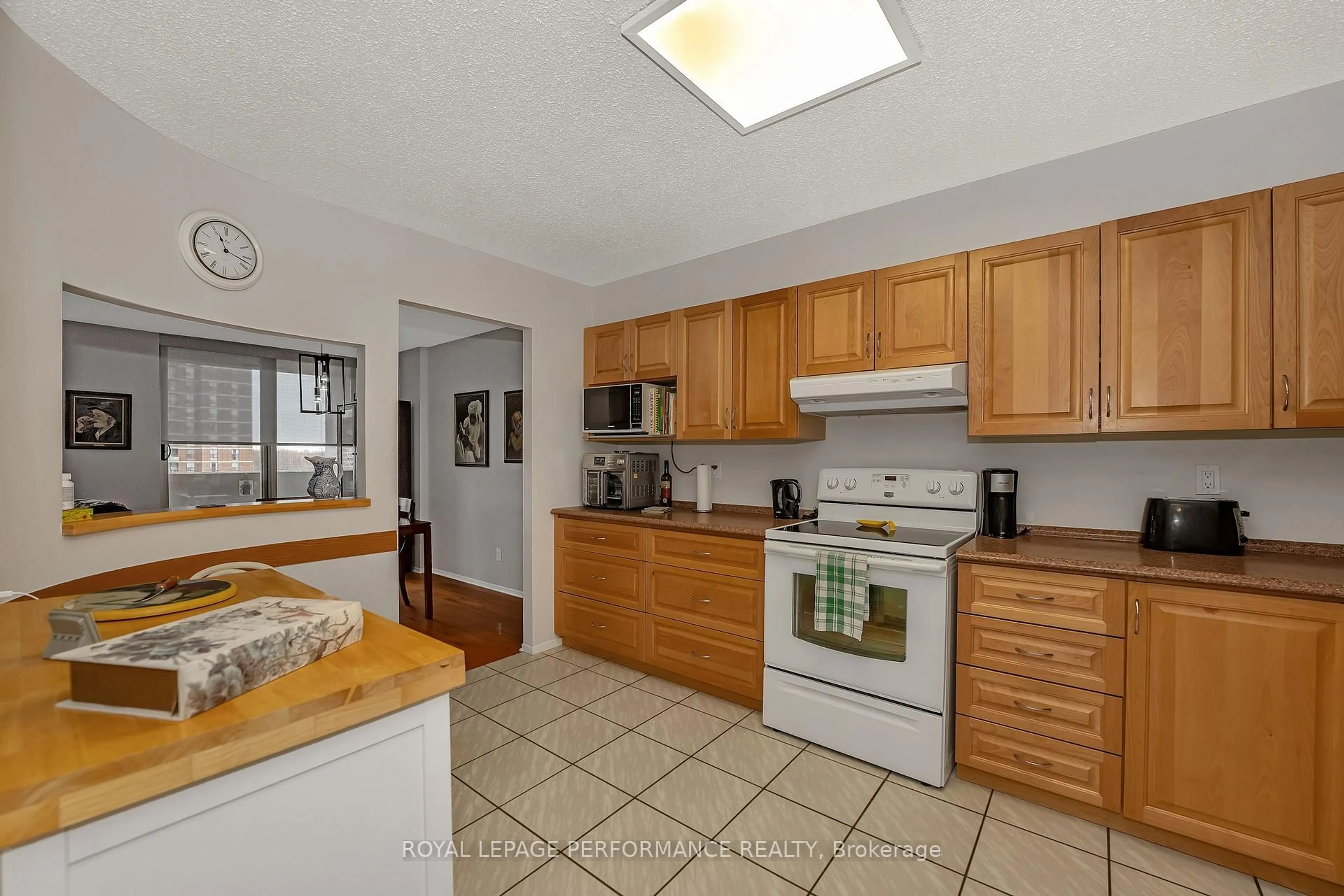Standard kitchen, ceramic/tile floor for 200 Lafontaine Ave #903, Ottawa Ontario K1L 8K8