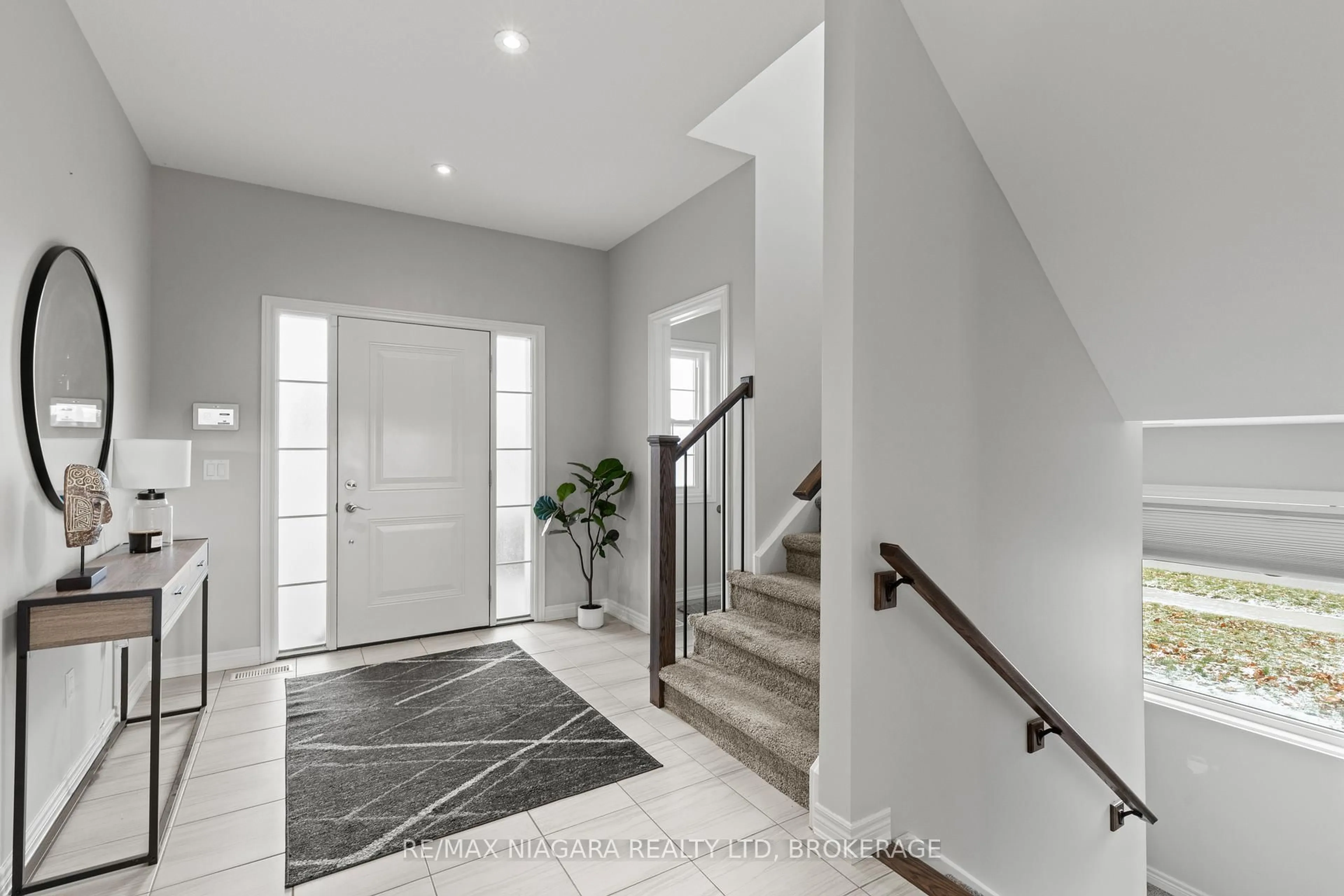 Indoor entryway for 3 SUMMERHAYES Dr, Niagara-on-the-Lake Ontario L0S 1J0
